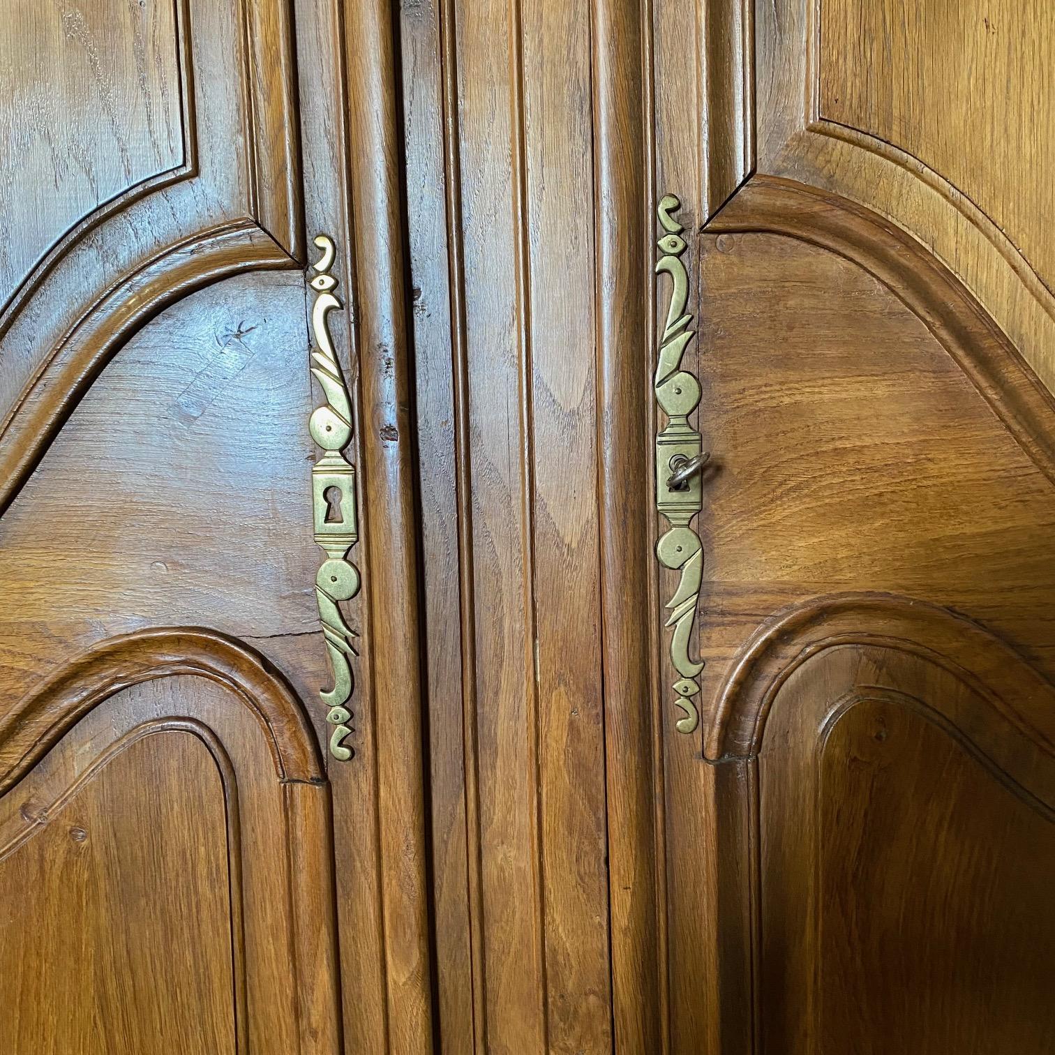 Frühes 19. Jahrhundert Französisch Land Armoire Leinen Presse Kleiderschrank Schrank im Angebot 1