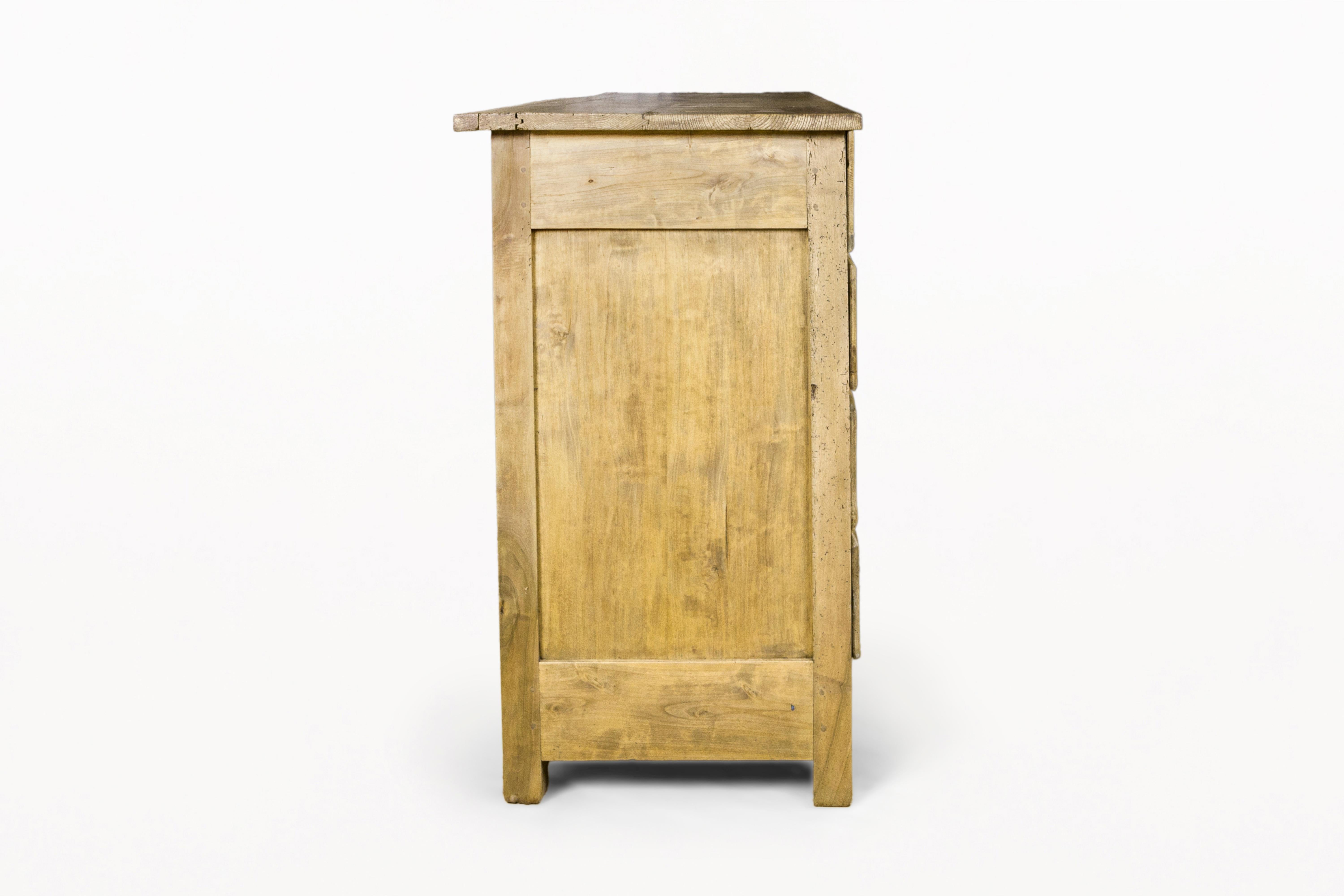 Early 19th Century French Country Chest of Drawers, circa 1800, France In Good Condition For Sale In Girona, Spain