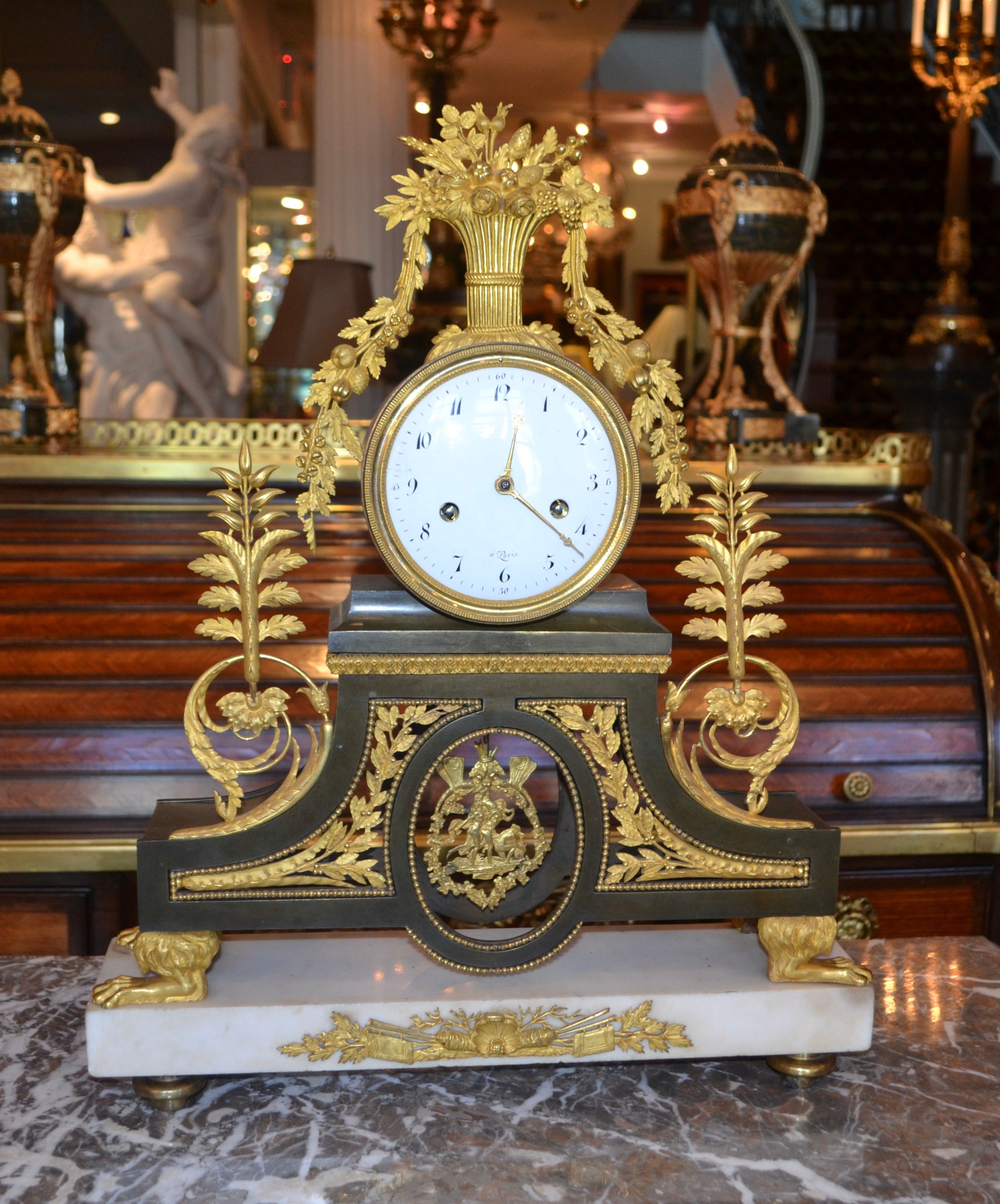 Reloj de mármol y bronce dorado del Directoire francés de principios del siglo XIX, de Deverberie en venta 1