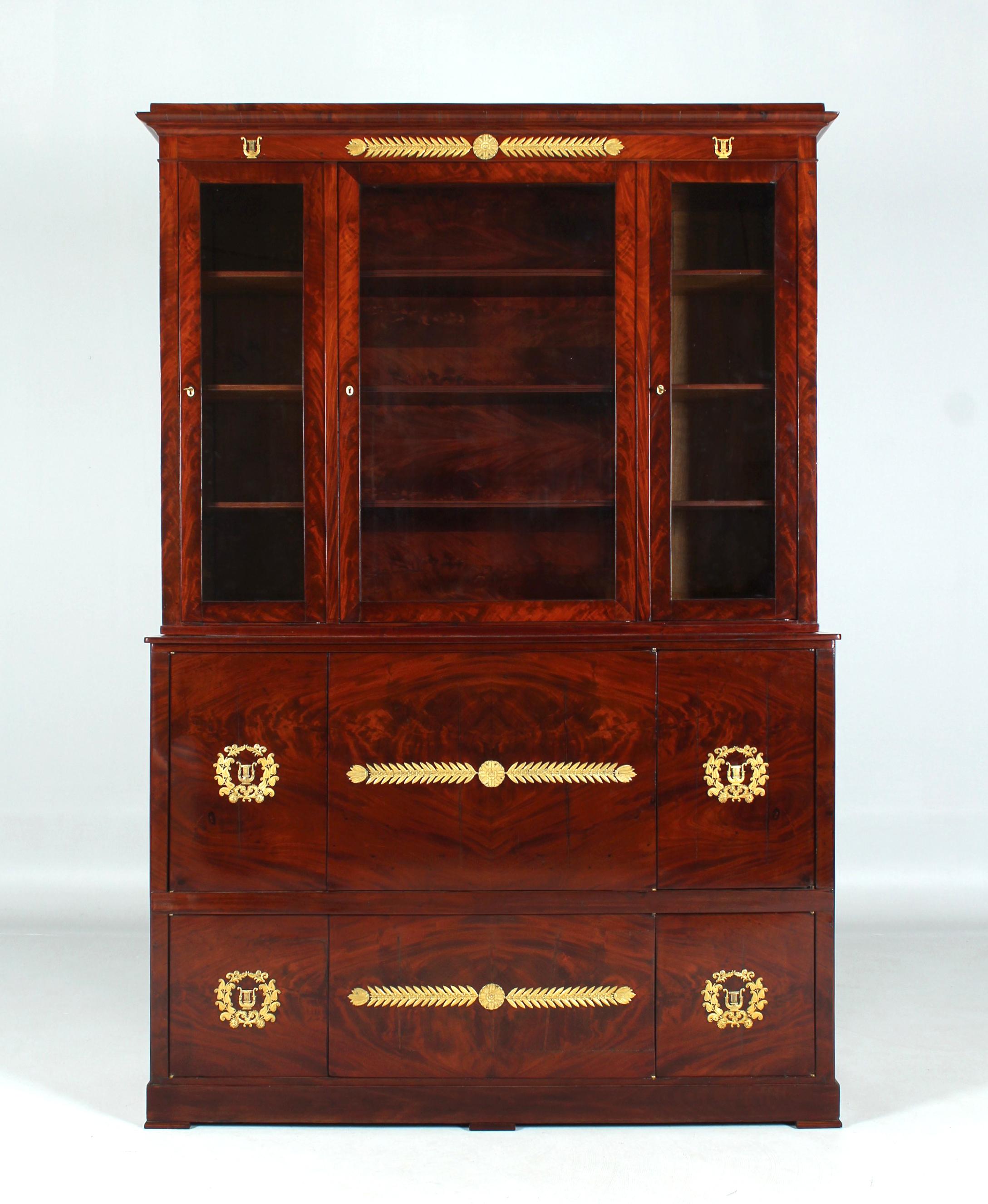 Empire bookcase with safe deposit box

France
Mahogany
Empire around 1820

Dimensions: H x W x D: 227 x 154 x 49 cm

Description:
Impressive Empire centrepiece with neatly laid Cuban mahogany and fine gilded fittings.

The substructure, standing on