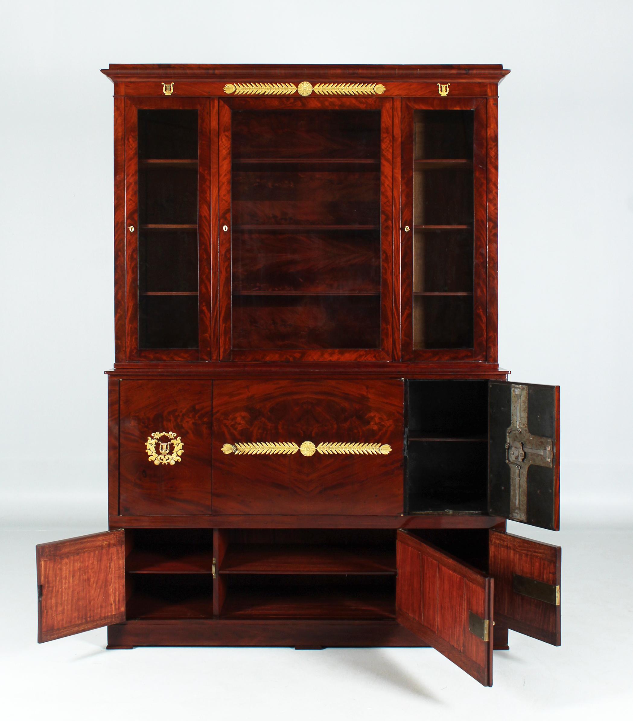 Early 19th Century French Empire Bookcase with Safe-Deposit-Box, Mahogany In Good Condition For Sale In Greven, DE