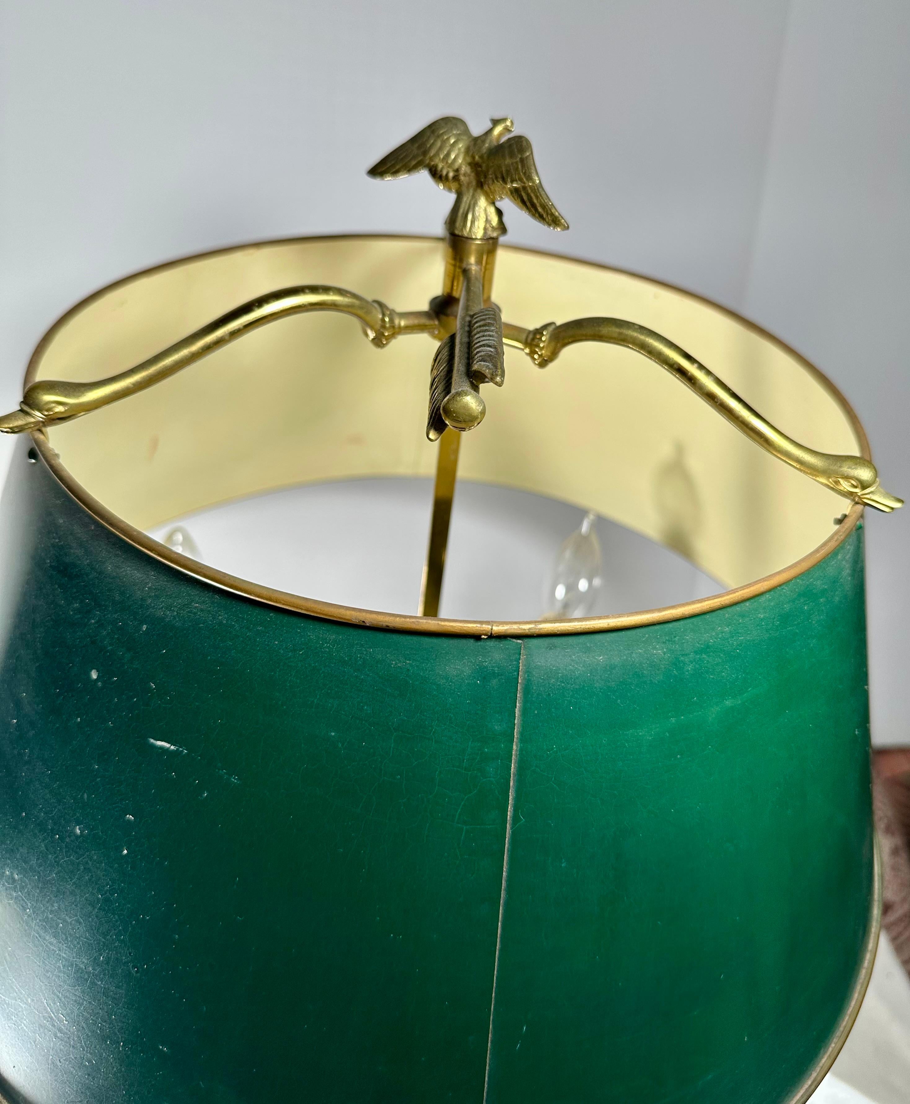 Lampe de table à trois lumières du début du 19e siècle, de style Empire français, en tôle verte. en vente 4