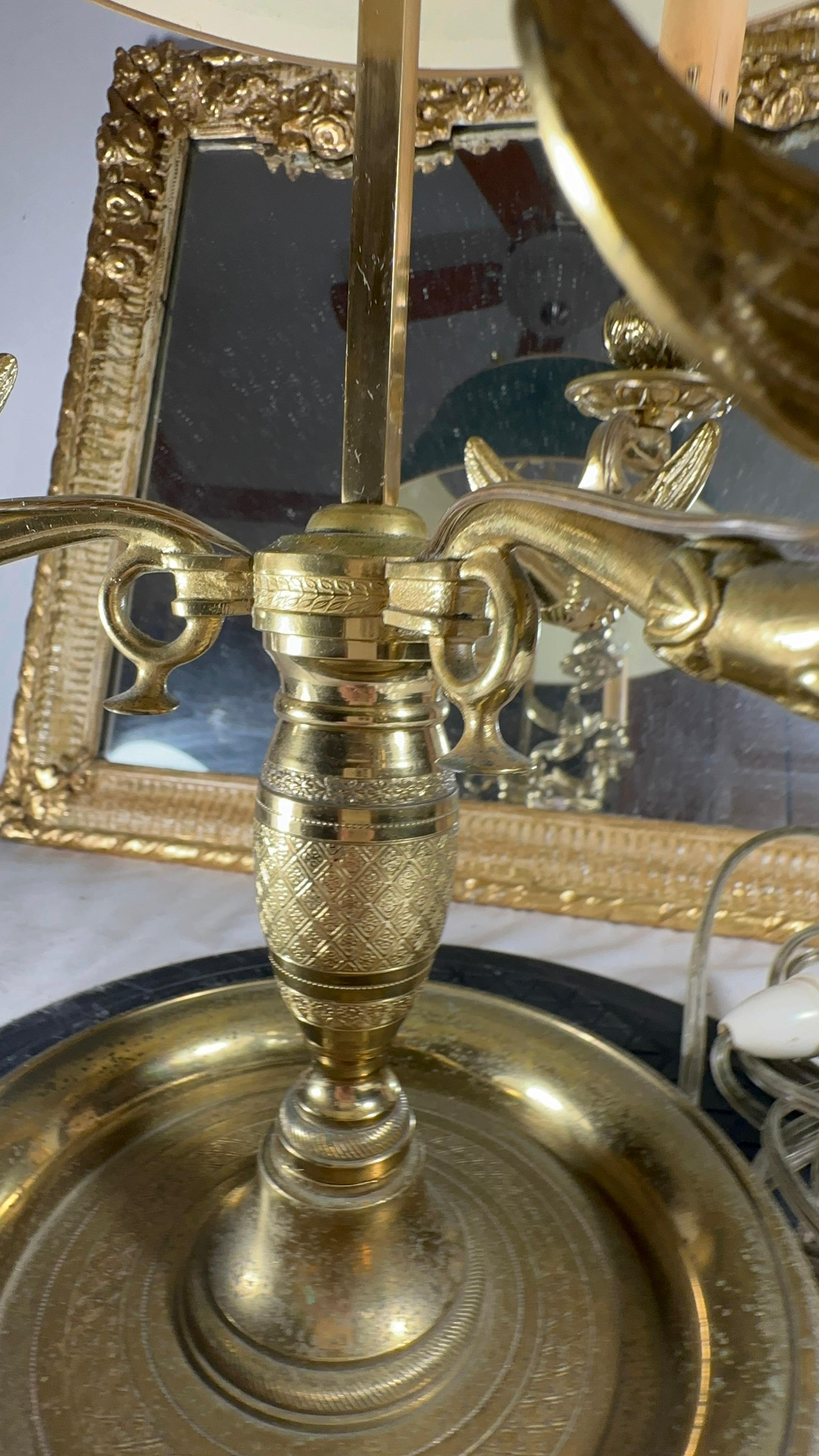 Français Lampe de table à trois lumières du début du 19e siècle, de style Empire français, en tôle verte. en vente