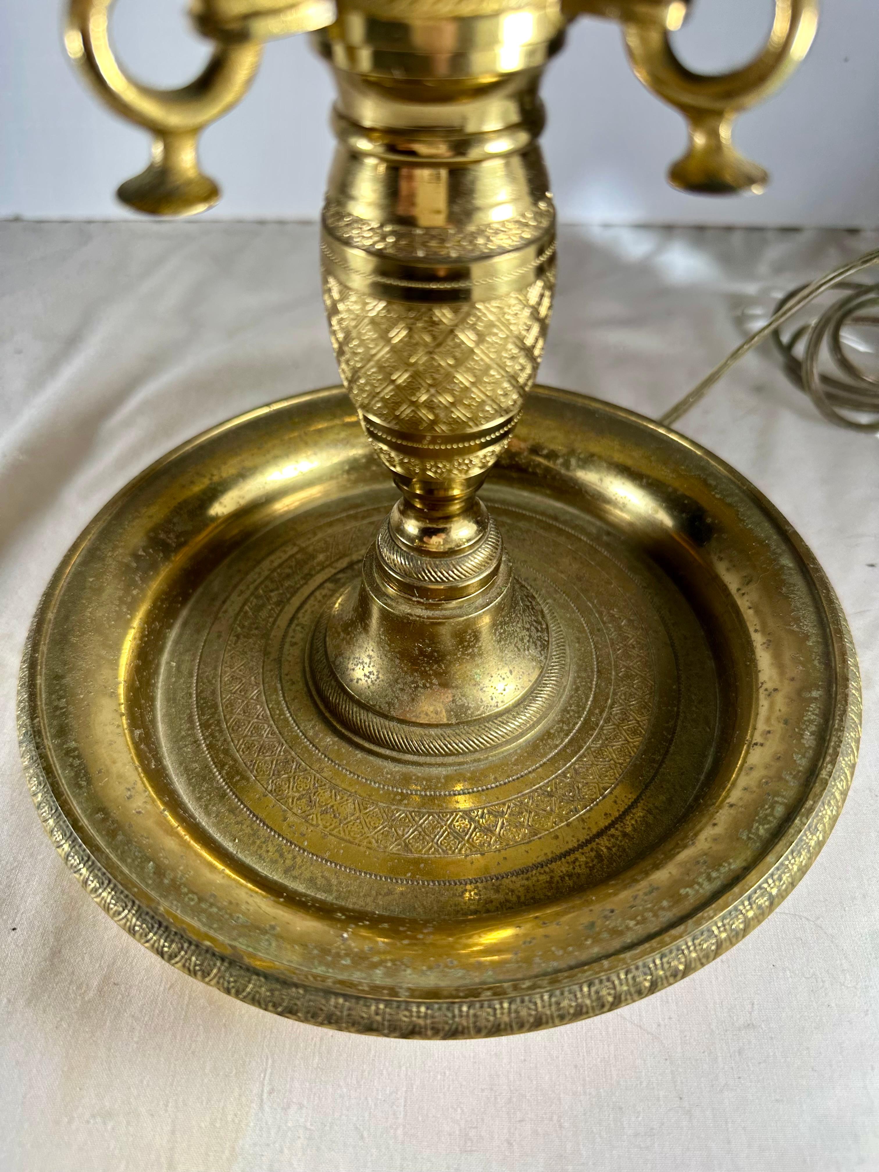 Moulage Lampe de table à trois lumières du début du 19e siècle, de style Empire français, en tôle verte. en vente