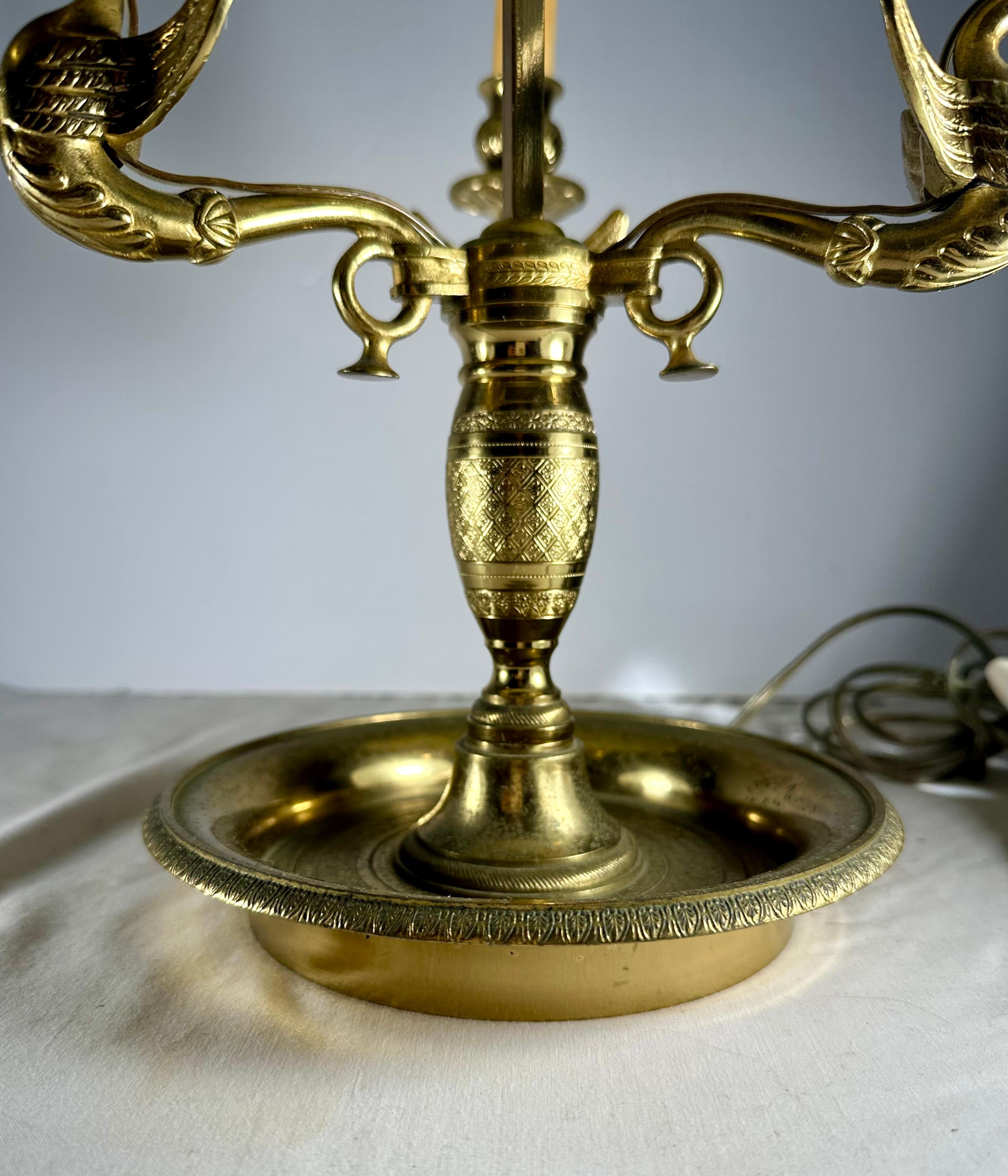 XIXe siècle Lampe de table à trois lumières du début du 19e siècle, de style Empire français, en tôle verte. en vente