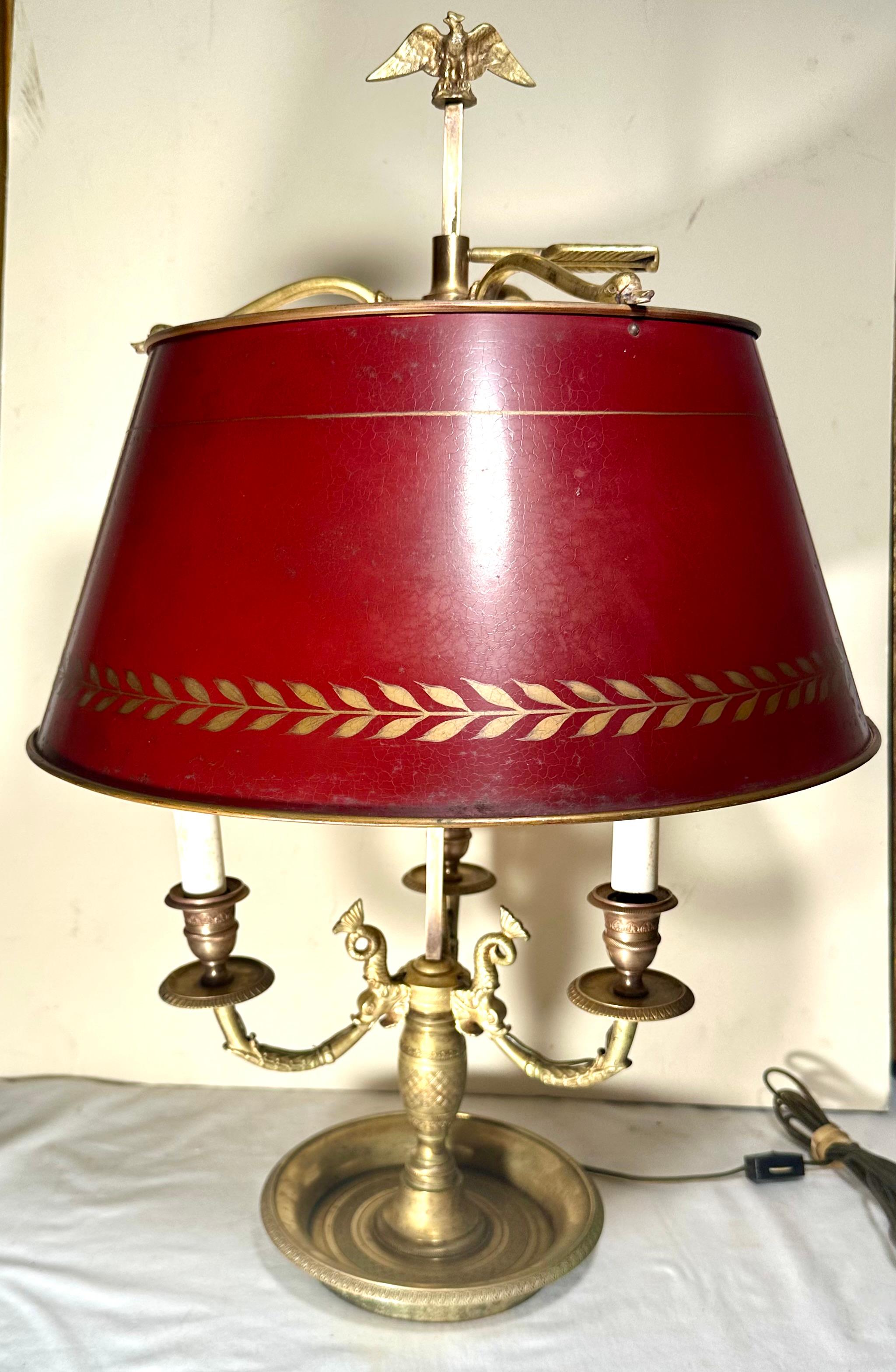 Lampe de table à trois lumières Empire du début du 19e siècle.

Belle lampe Bouillotte Empire en laiton avec trois bras en volutes décorés de dauphins. Une tige finement ciselée soutient les branches avec trois fines babouches. Il repose sur une