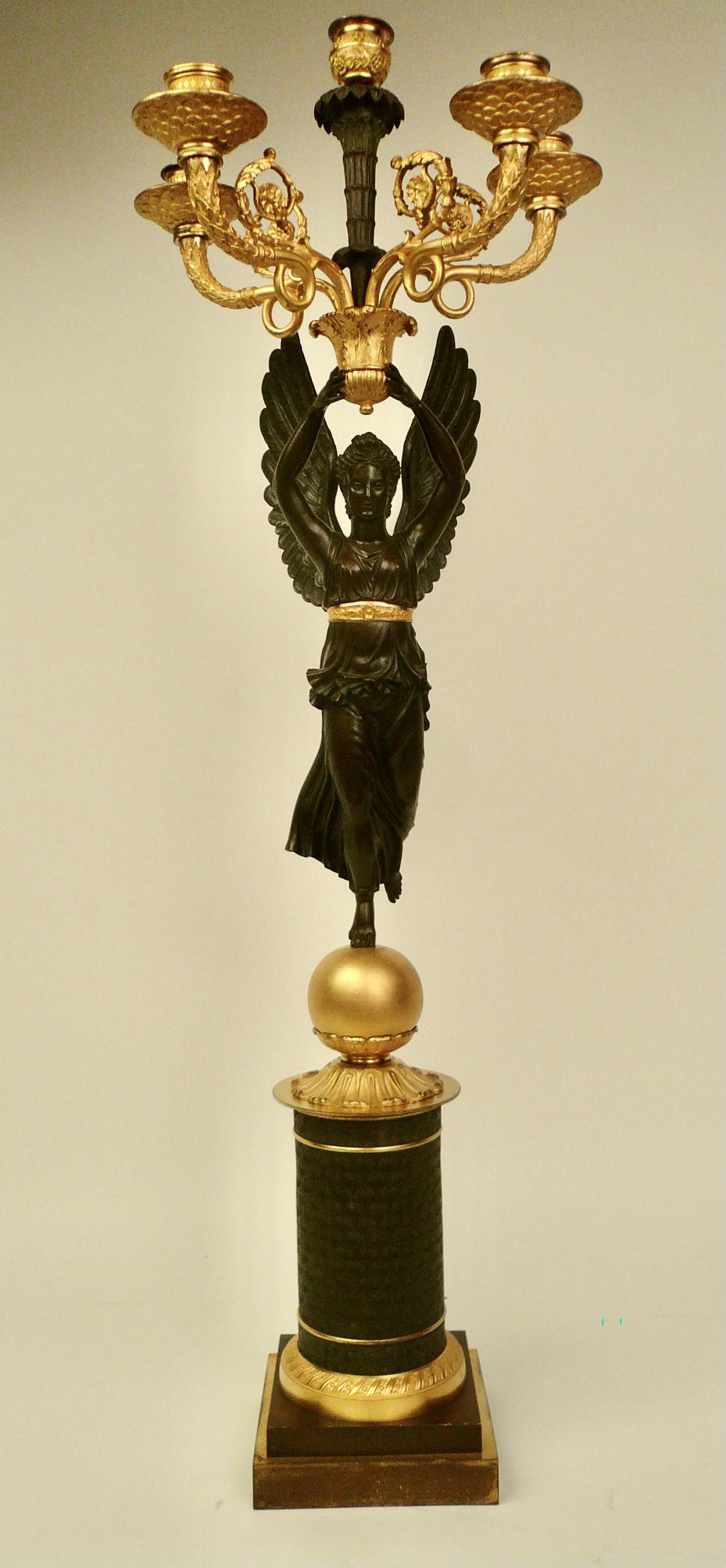 Stile impero Candelabro figurato NIKE in bronzo impero francese del primo Ottocento in vendita