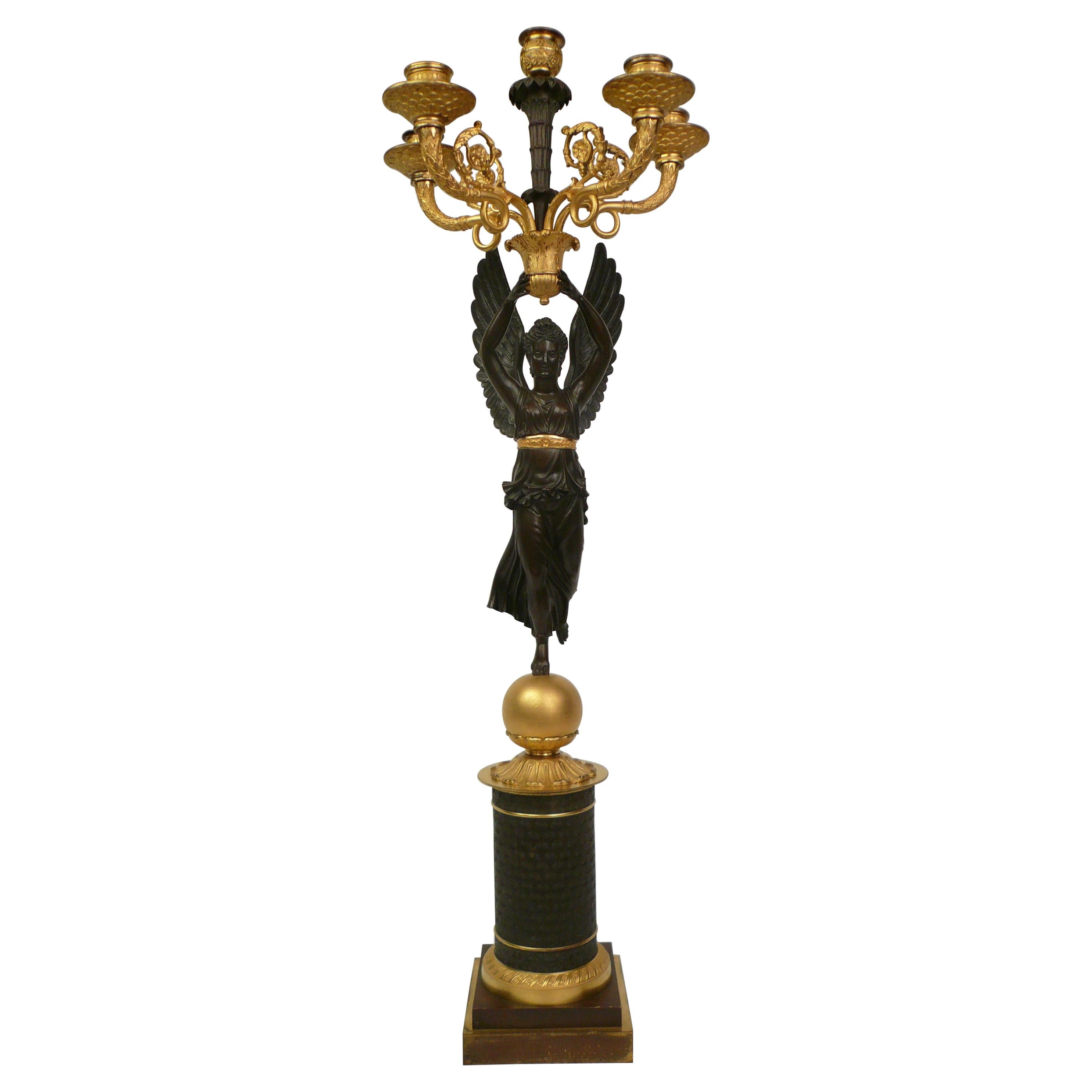 Candélabre figuratif Empire français du début du XIXe siècle en bronze, représentant Niké