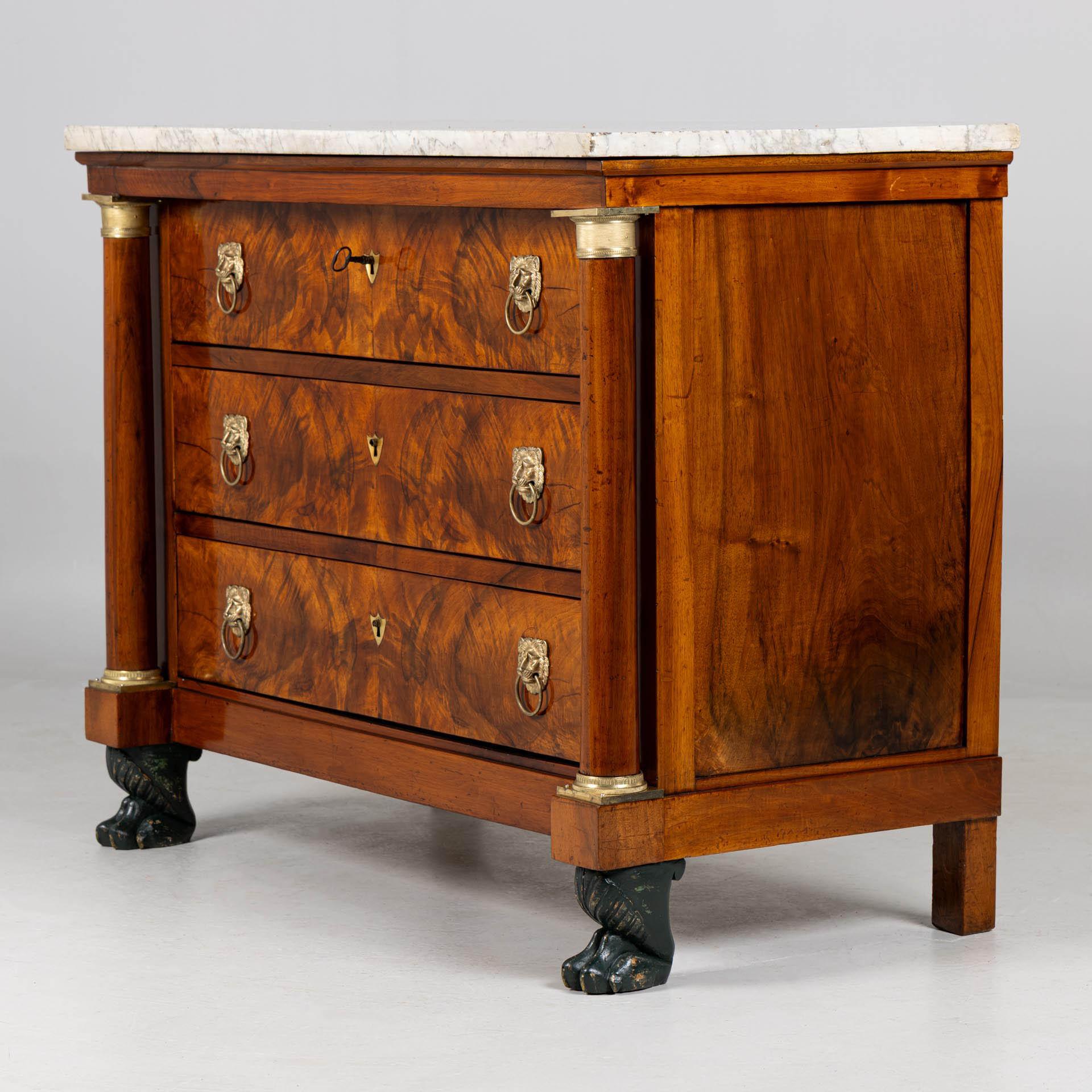 Empire chest of drawers with paw feet

France
Walnut
early 19th century

Dimensions: H x W x D: 92 x 115 x 59 cm

Description:
Piece of furniture standing on finely carved, dark coloured and partially gilded paw feet. The three drawers are veneered