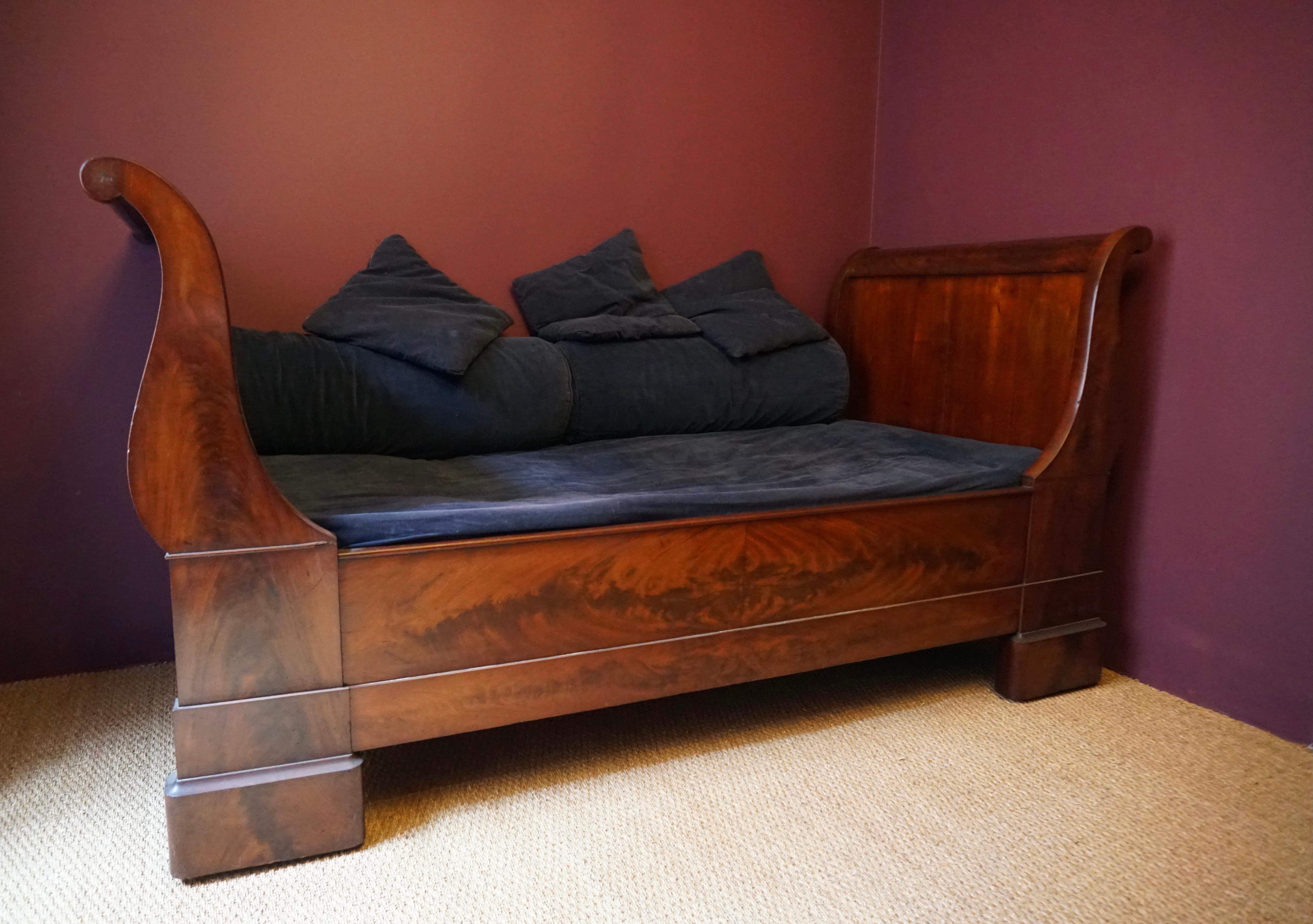 A period French Empire mahogany Cleopatra daybed in original glory. 

Inside measurements are:
Width 192 cm, 75.59 inch.
Depth 93 cm, 36.61 inch.

The slatted base is included.
The pillows and mattress are not included.