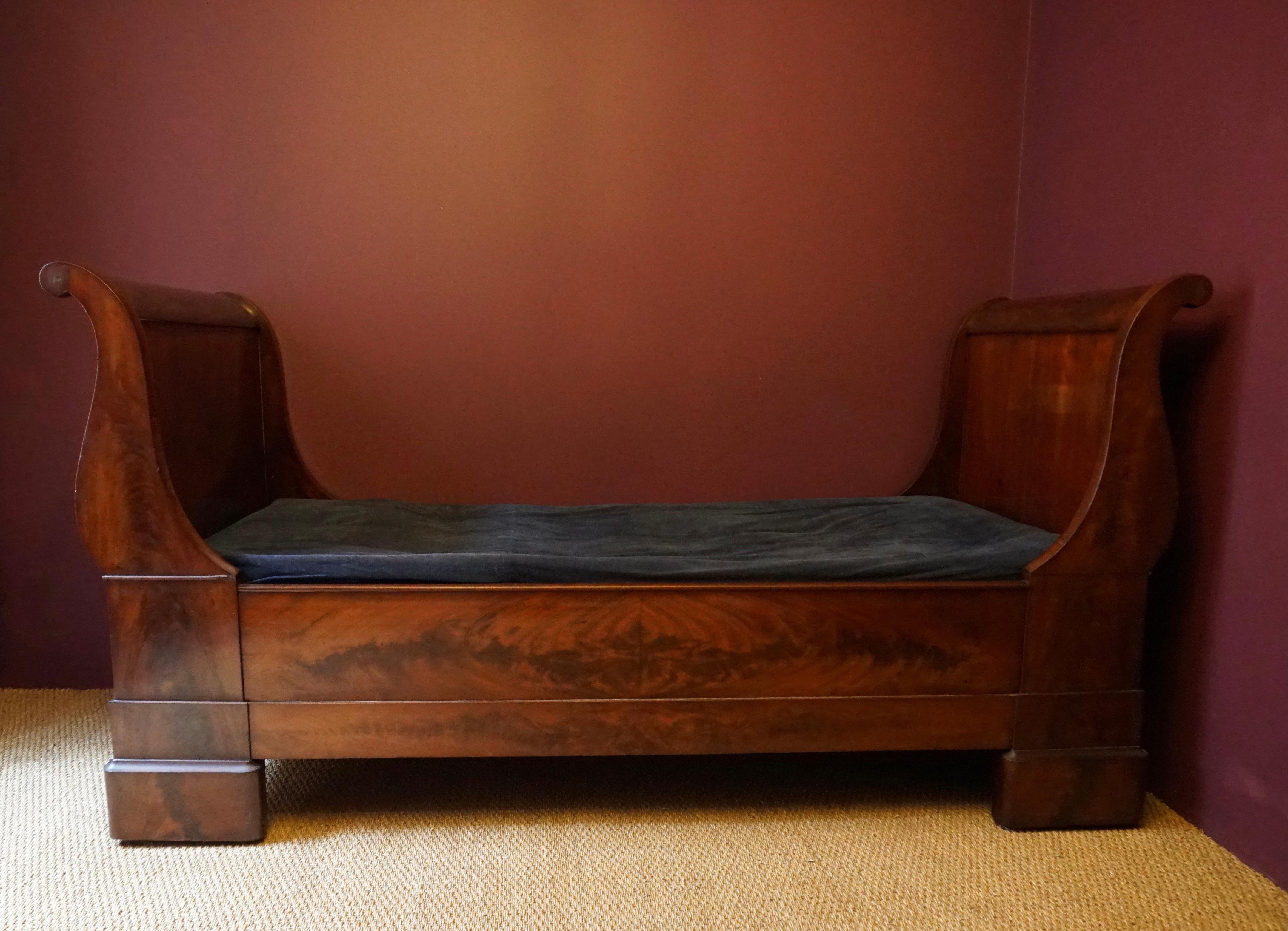 Early 19th Century French Empire Cleopatra Daybed In Good Condition In Antwerp, BE