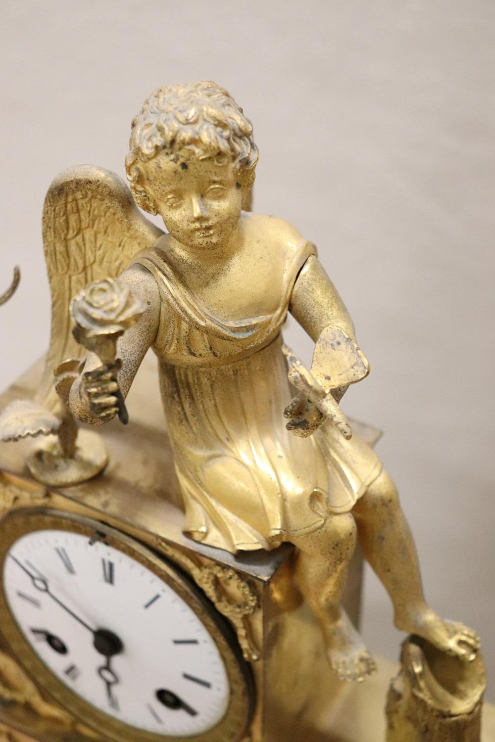 Early 19th Century French Empire Fine Gilt Bronze Mantle Clock with Cupid In Good Condition In Casale Monferrato, IT
