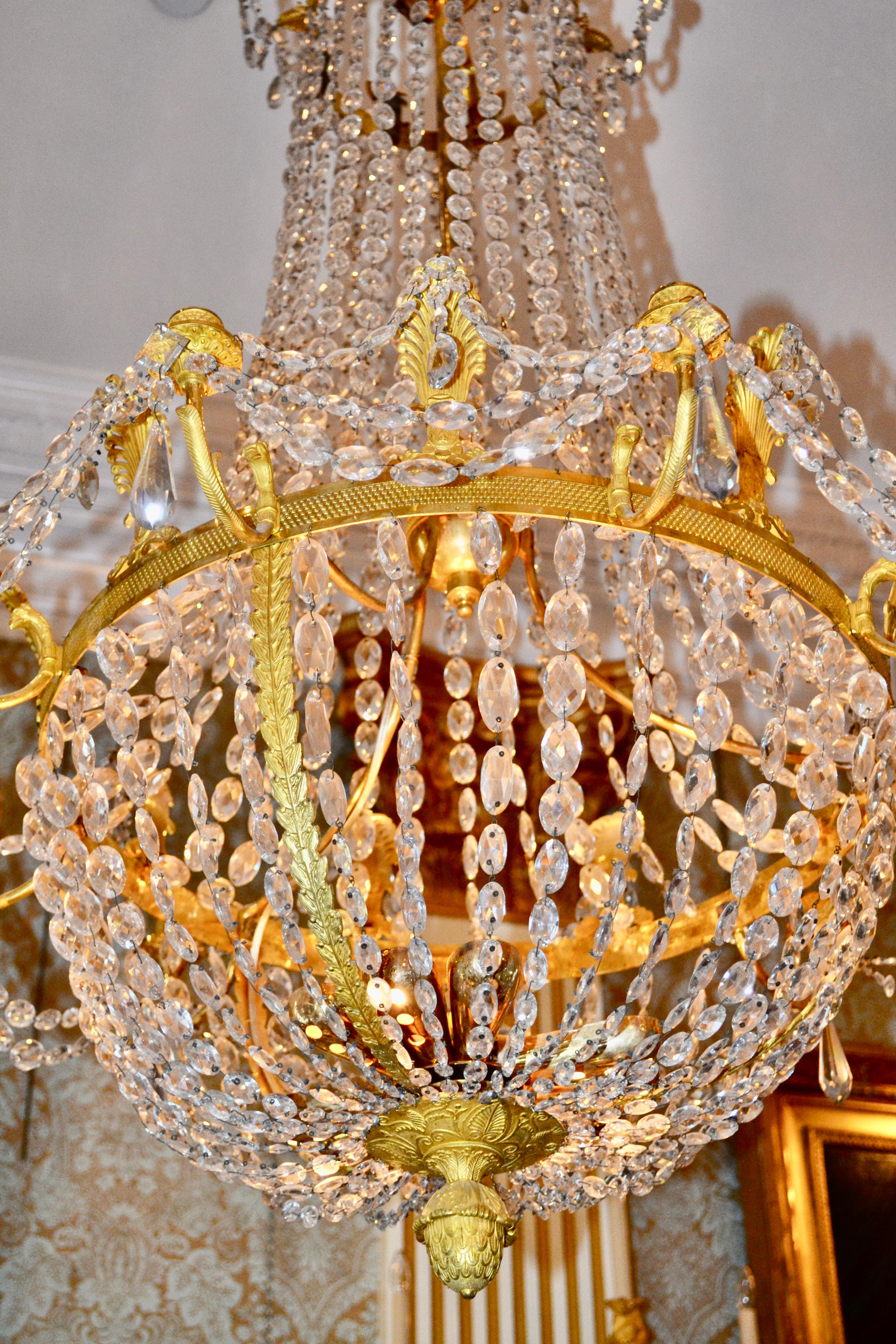 Französischer Empire-Kronleuchter aus vergoldeter Bronze und Kristall aus dem frühen 19. Jahrhundert im Angebot 4