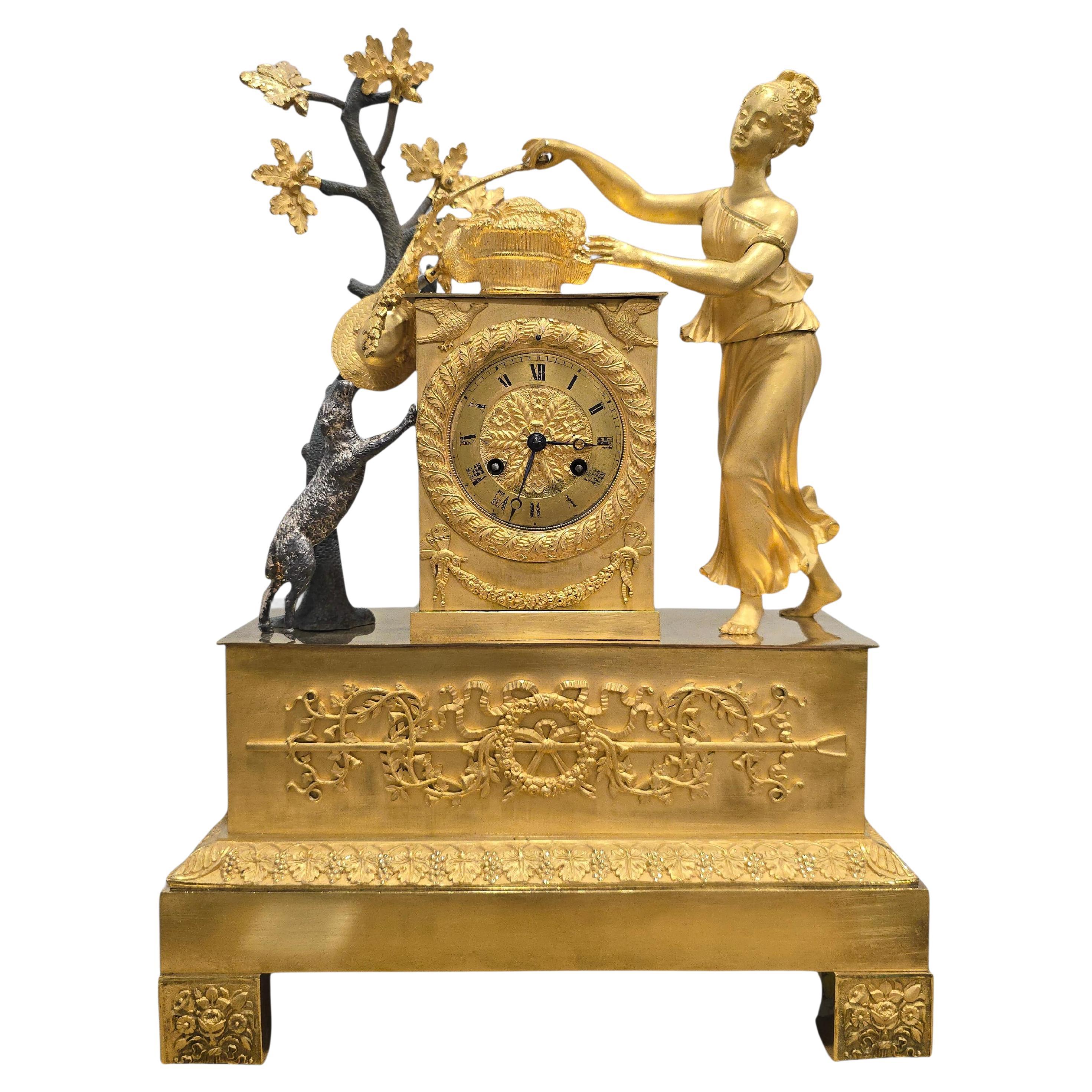 Reloj de repisa de bronce plateado y dorado imperio francés de principios del siglo XIX