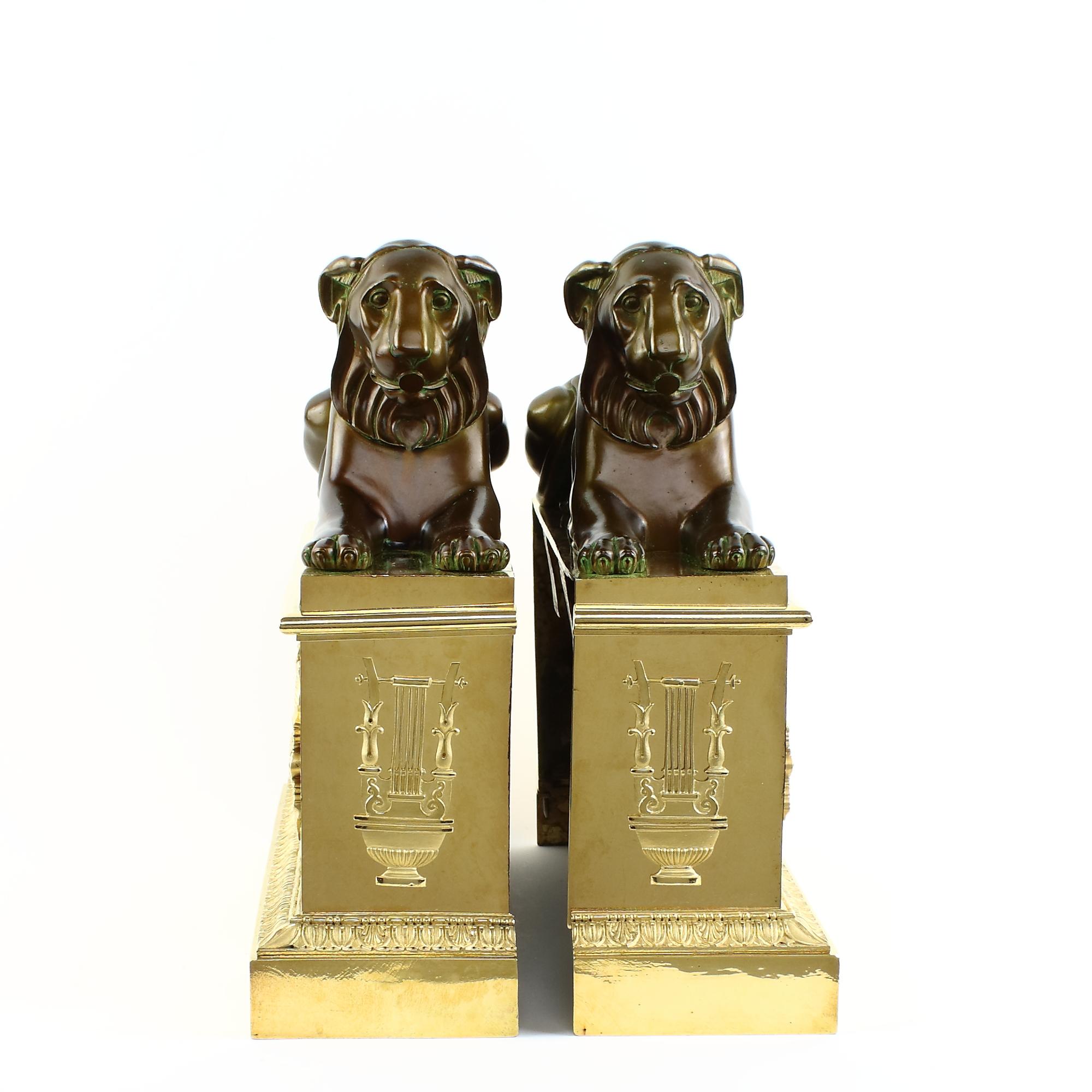 Andirons ou chenets en bronze doré Empire du début du 19e siècle à figures de lionnes

Deux figures de lionnes affrontées en bronze patiné reposant sur des socles rectangulaires en bronze doré en forme de bases de colonnes néoclassiques, l'avant