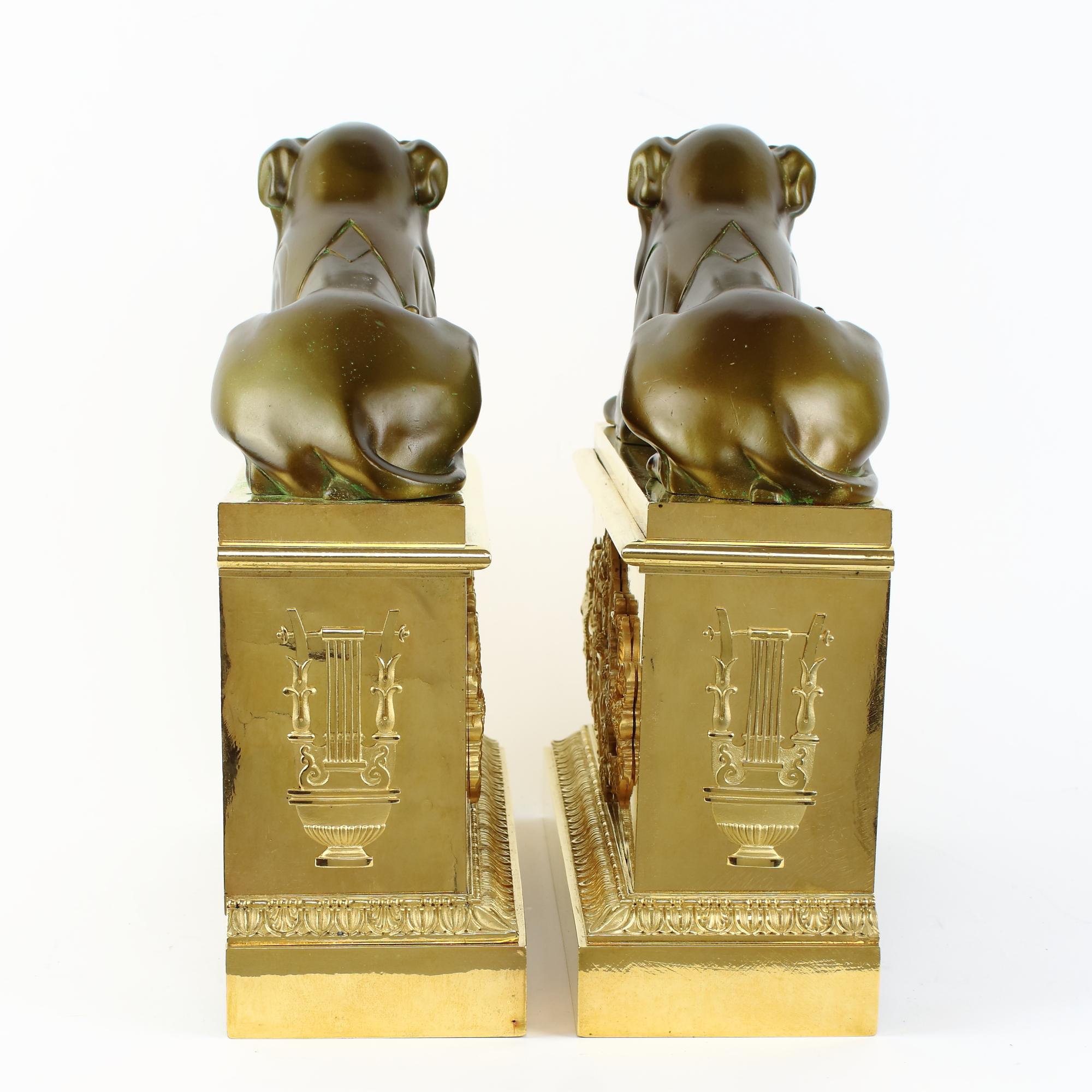 Doré Andirons ou chenets en bronze doré Empire du début du 19e siècle à figures de lionnes en vente