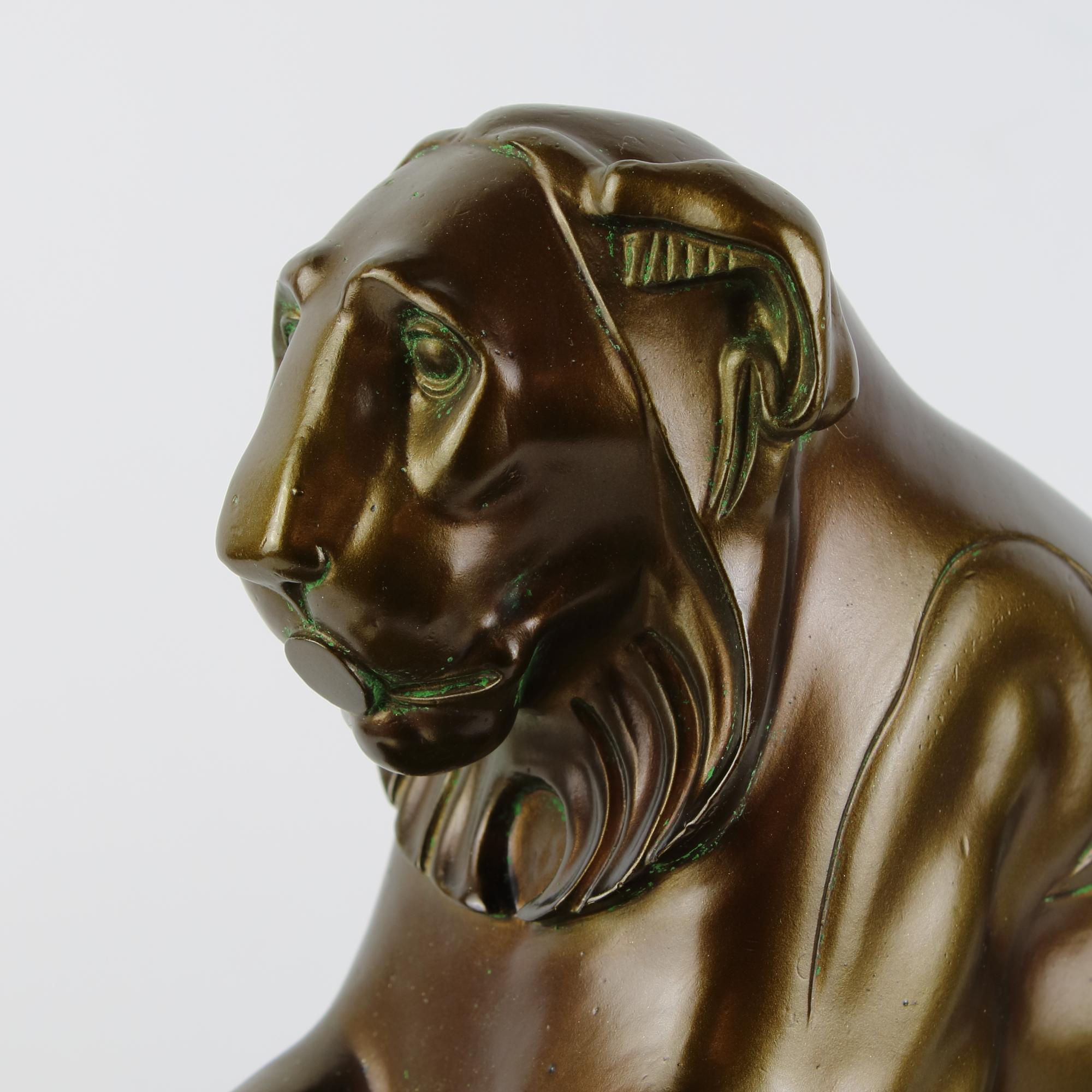 XIXe siècle Andirons ou chenets en bronze doré Empire du début du 19e siècle à figures de lionnes en vente