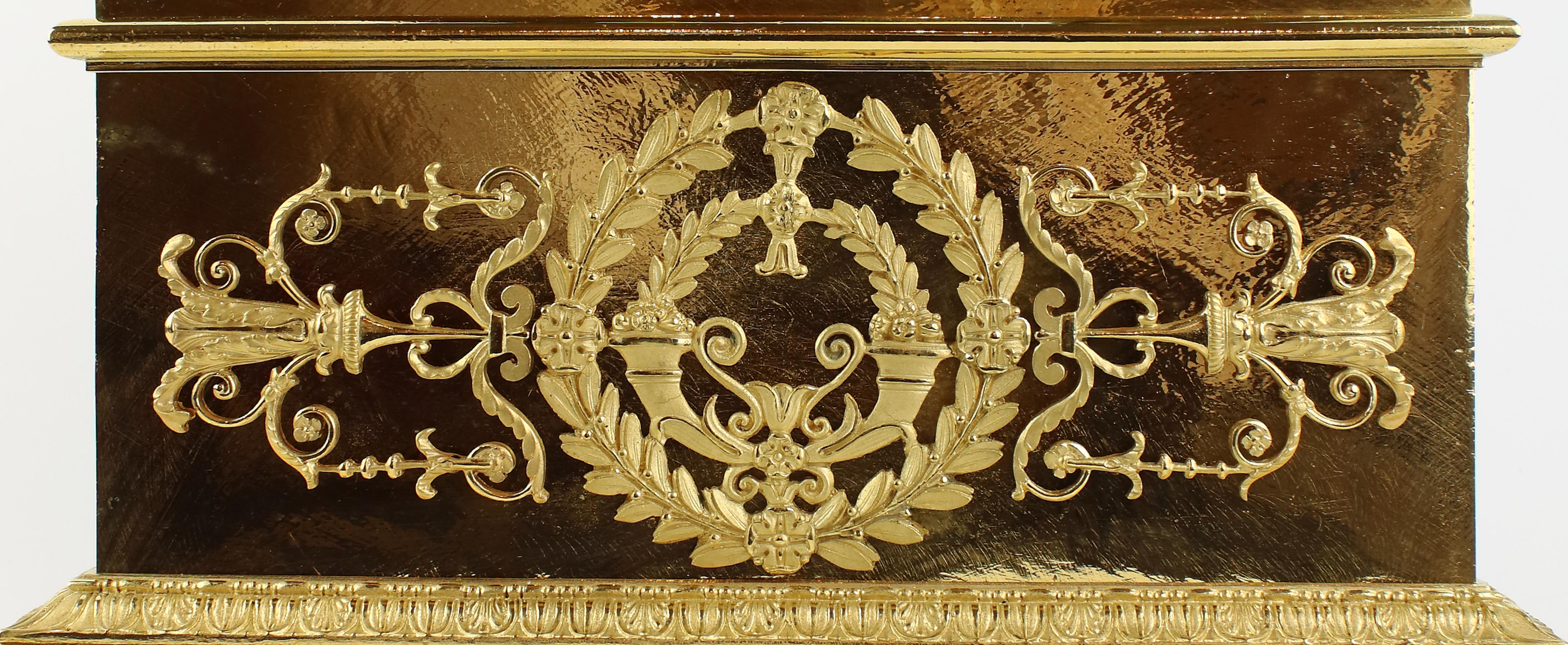 Andirons ou chenets en bronze doré Empire du début du 19e siècle à figures de lionnes en vente 1