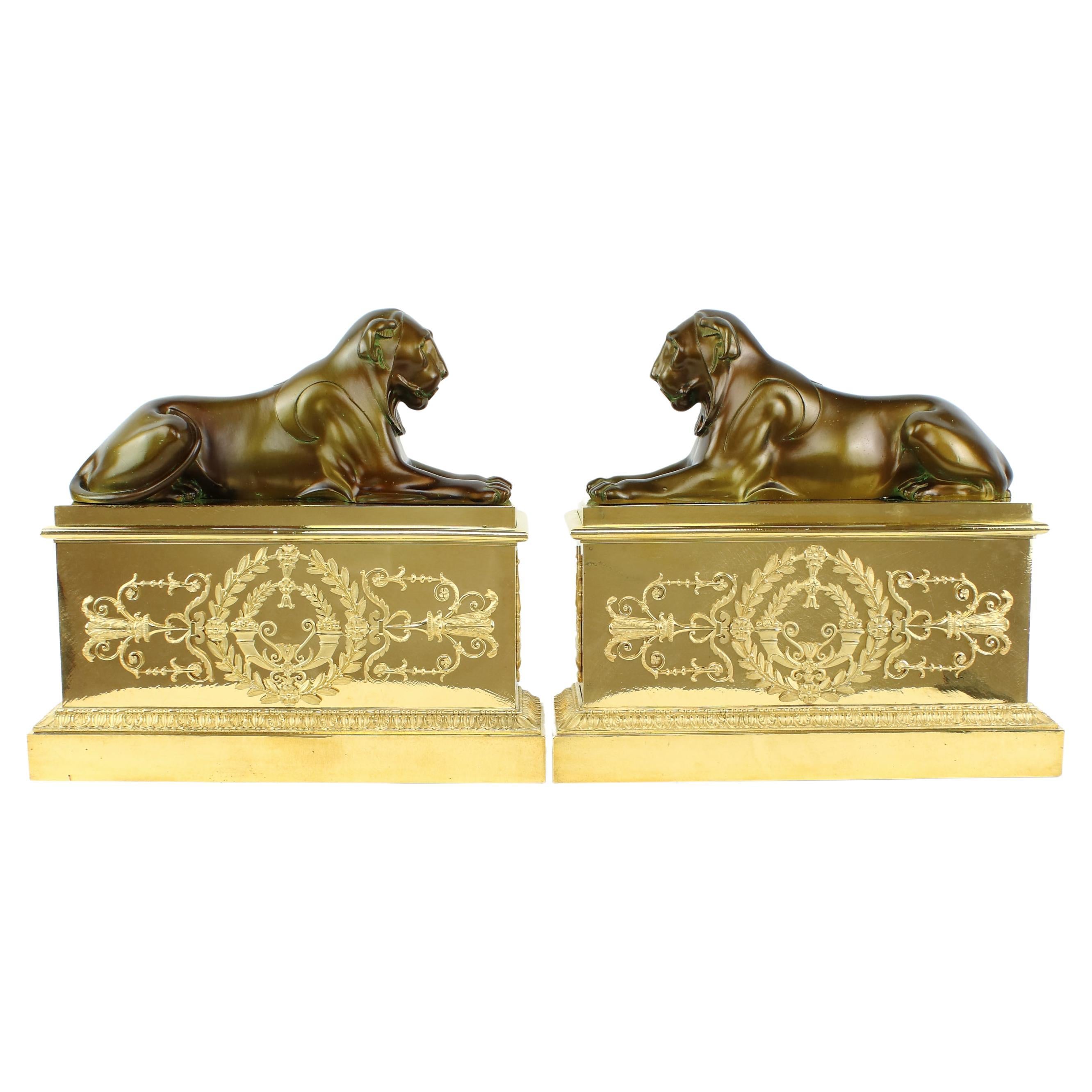 Französische Empire-Feuerböcke oder Chenets aus vergoldeter Bronze mit Löwenfiguren, frühes 19. Jahrhundert