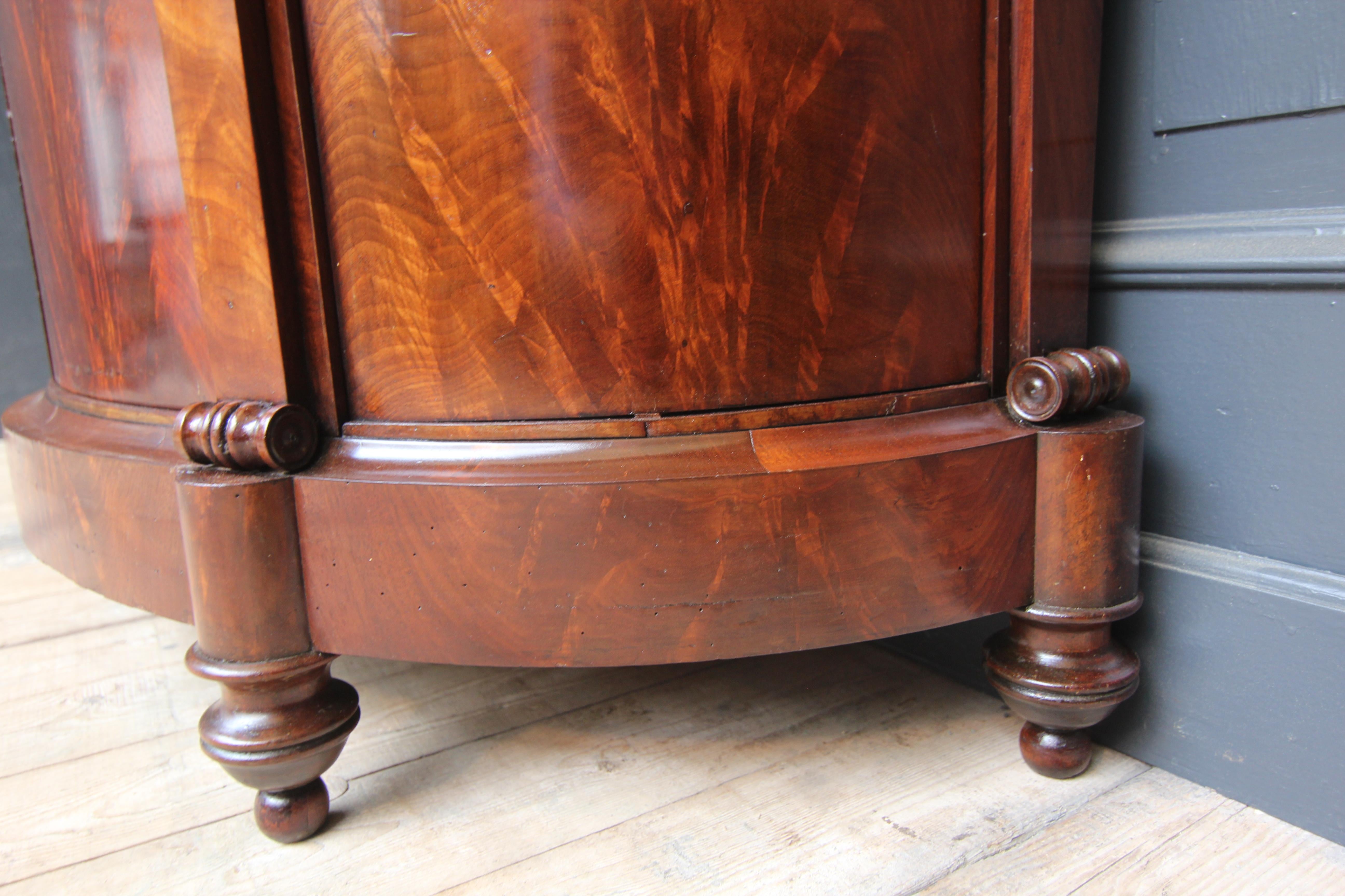 Early 19th Century French Empire Mahogany Demilune Cabinet For Sale 5