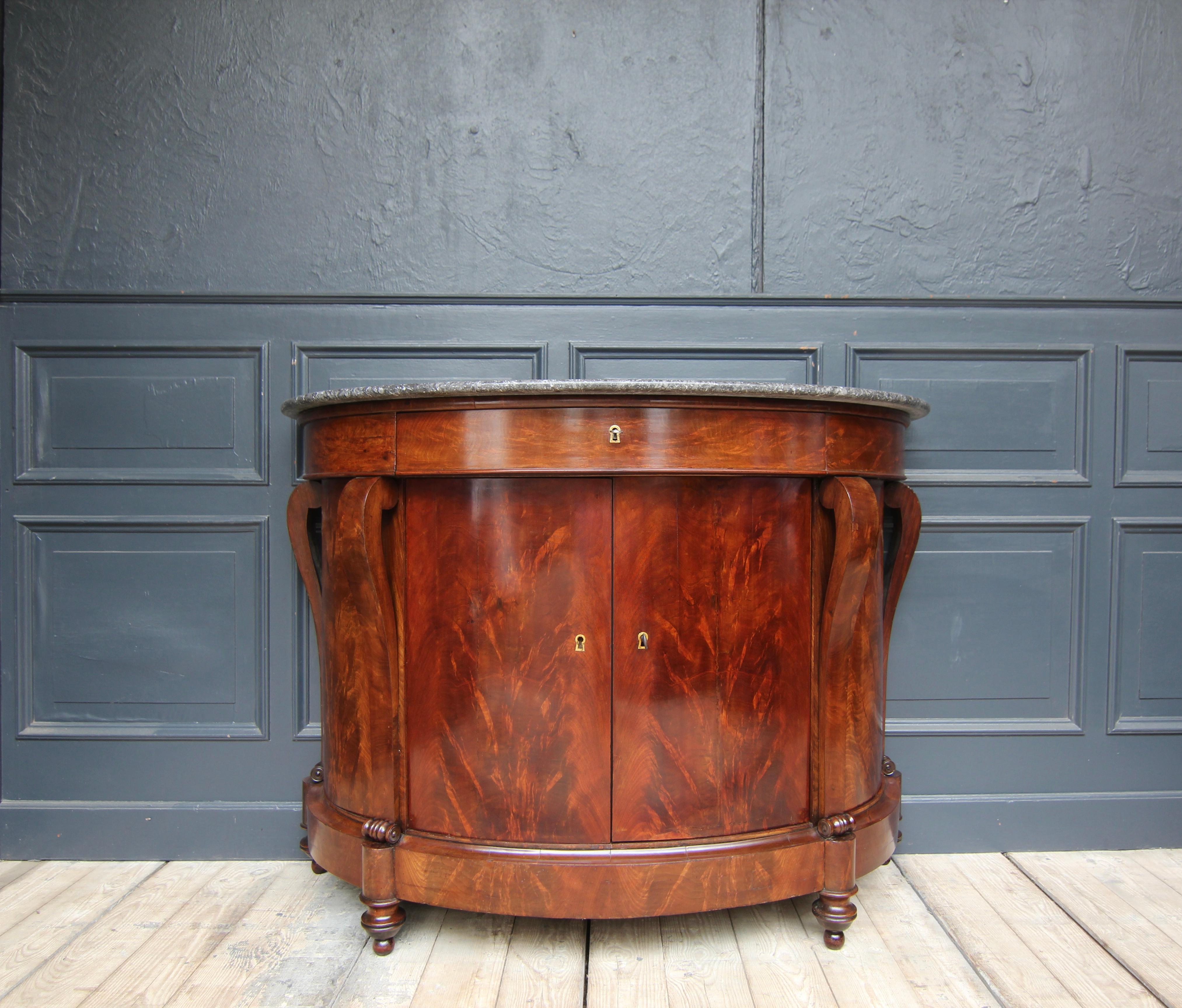 Armario Demilune de Caoba Imperio Francés de principios del siglo XIX Granito en venta