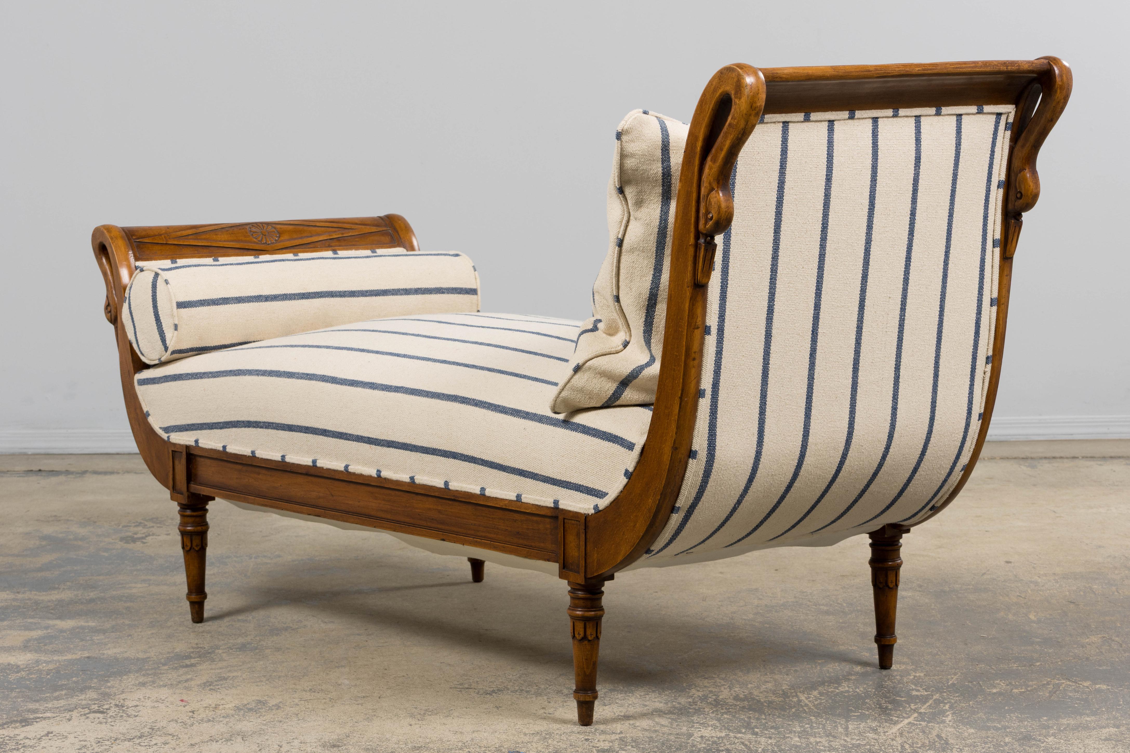 Frühes 19. Jahrhundert Französisch Empire Mahagoni Recamier in gestreiften Jacquard im Angebot 11