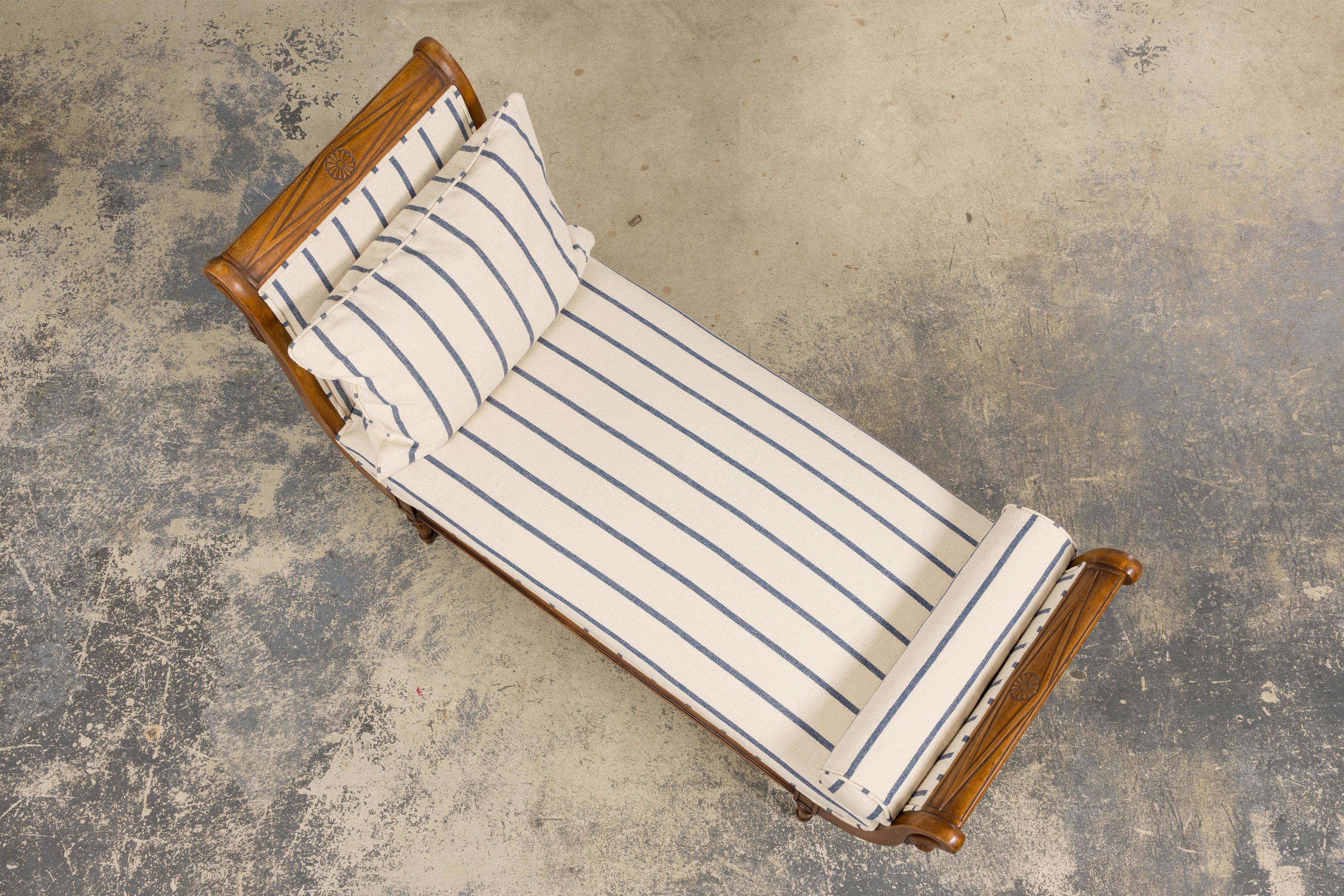 Frühes 19. Jahrhundert Französisch Empire Mahagoni Recamier in gestreiften Jacquard (Handgeschnitzt) im Angebot