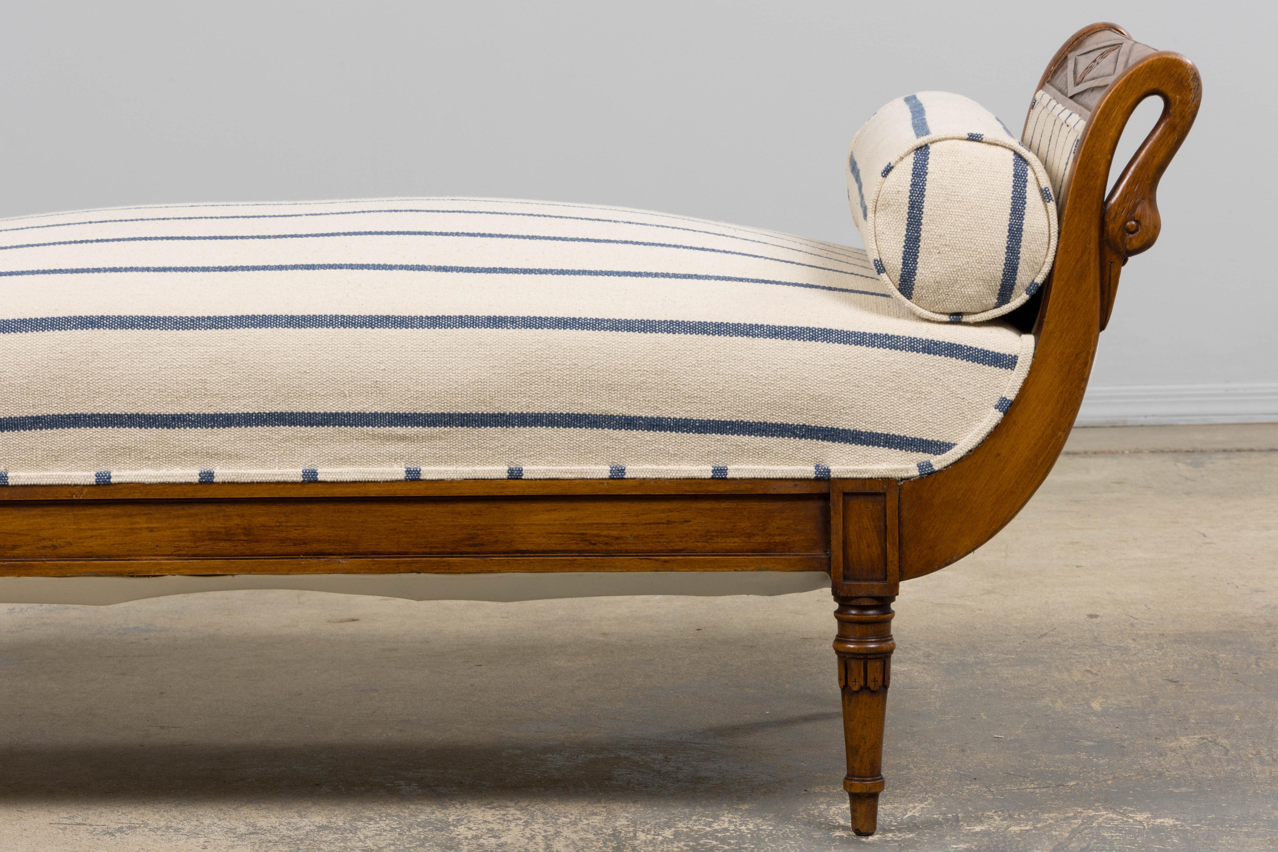 Frühes 19. Jahrhundert Französisch Empire Mahagoni Recamier in gestreiften Jacquard im Angebot 2