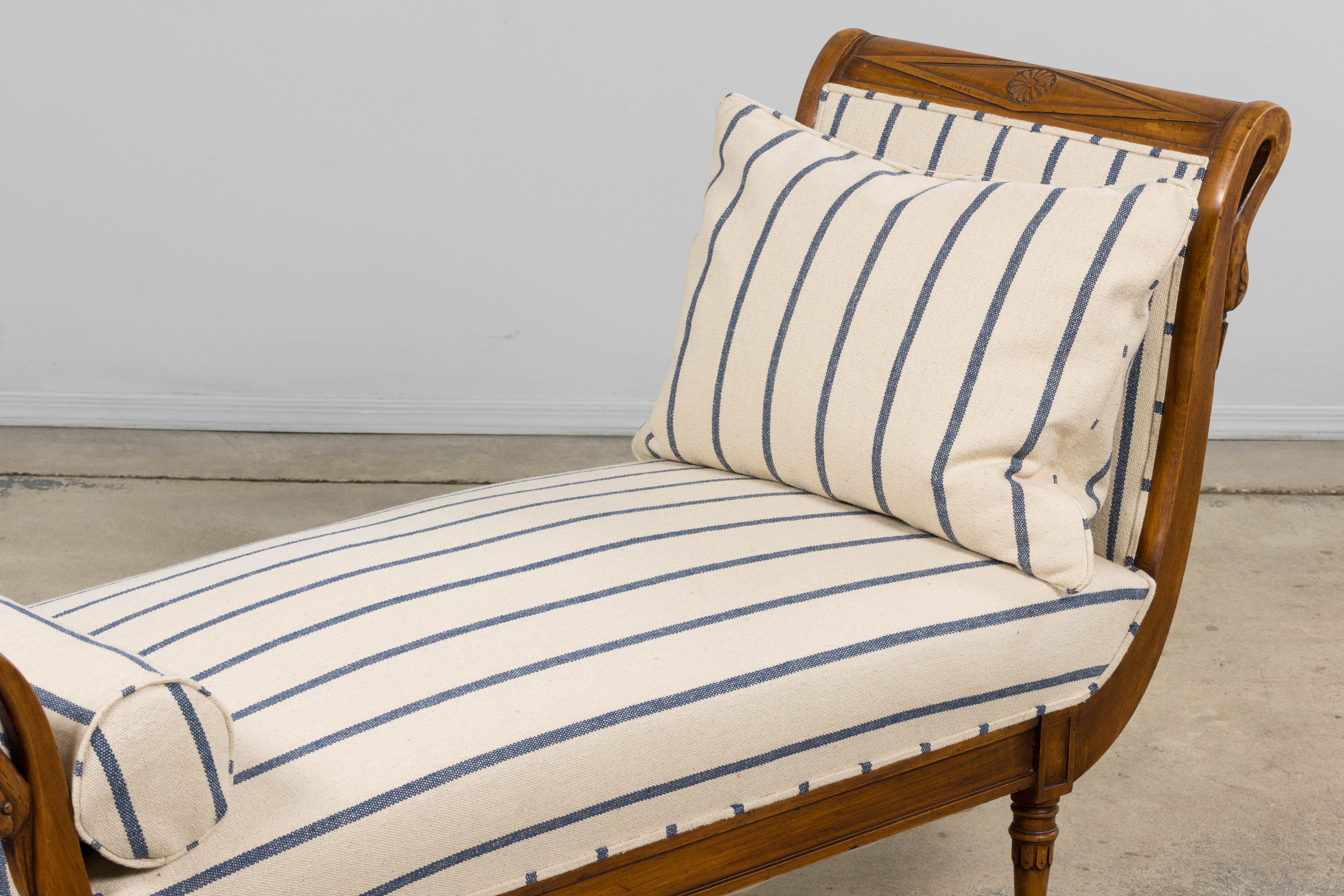 Frühes 19. Jahrhundert Französisch Empire Mahagoni Recamier in gestreiften Jacquard im Angebot 4