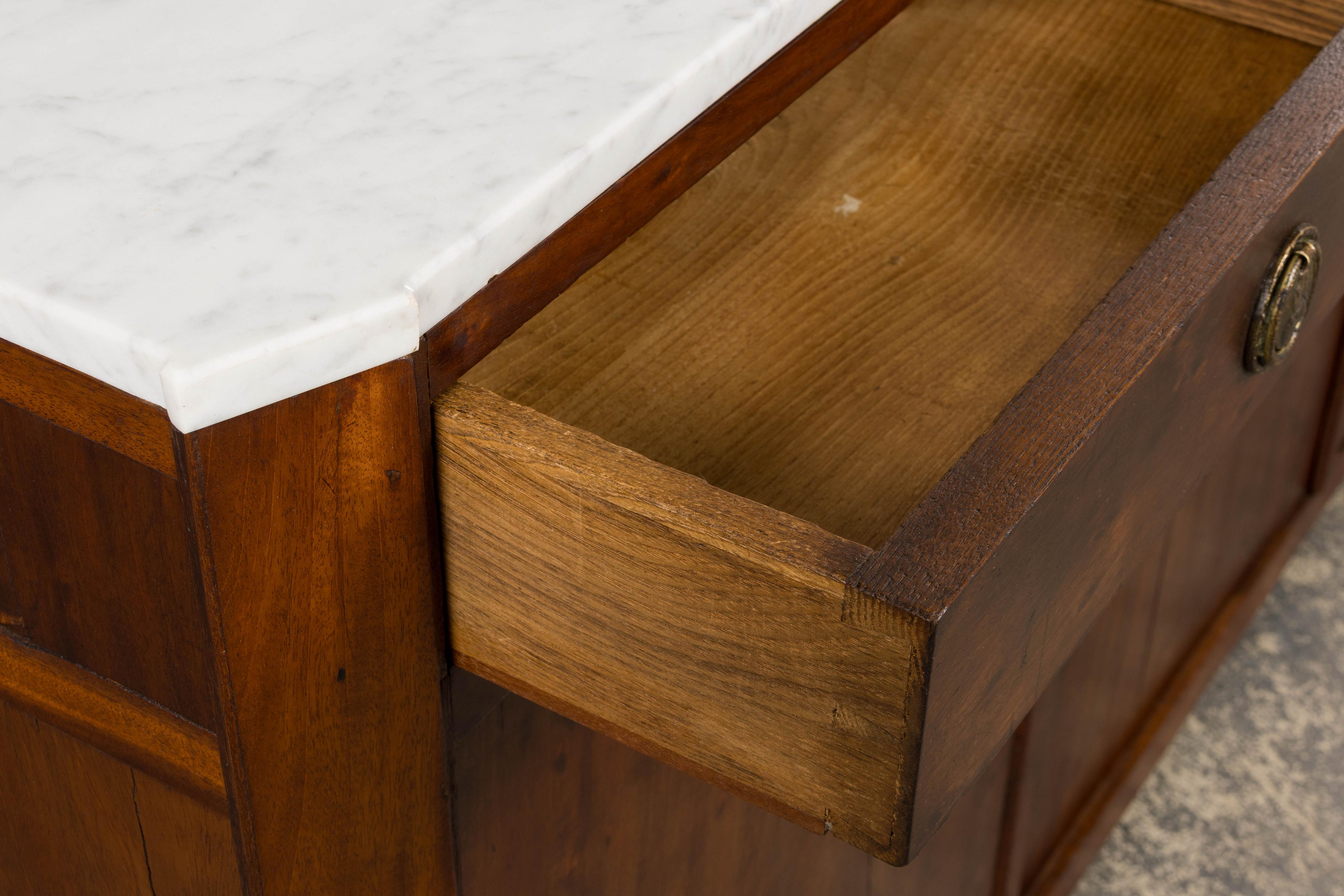 Credenza in mogano Impero francese dei primi del XIX secolo con marmo di Carrara in vendita 4