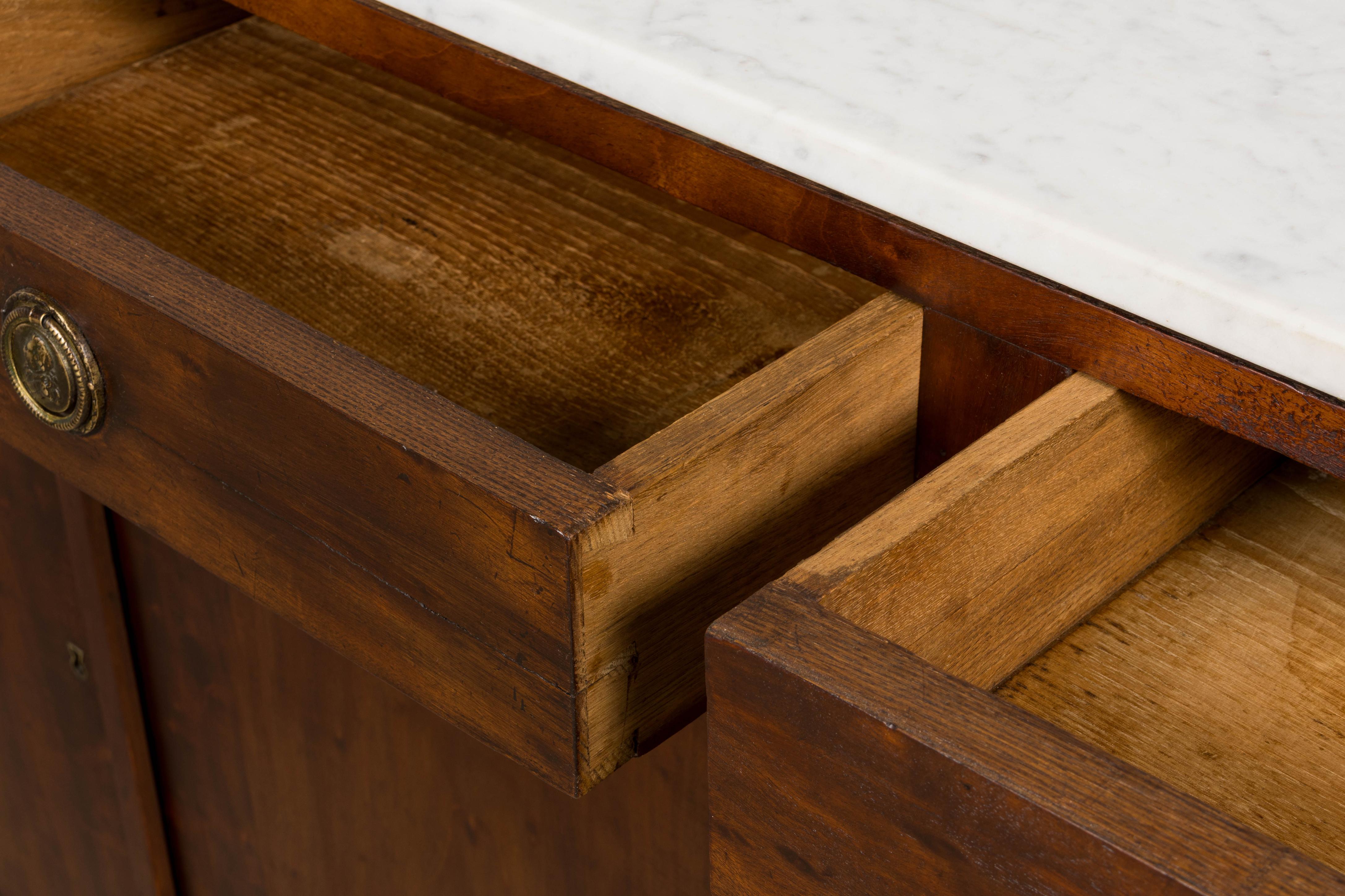 Credenza in mogano Impero francese dei primi del XIX secolo con marmo di Carrara in vendita 10