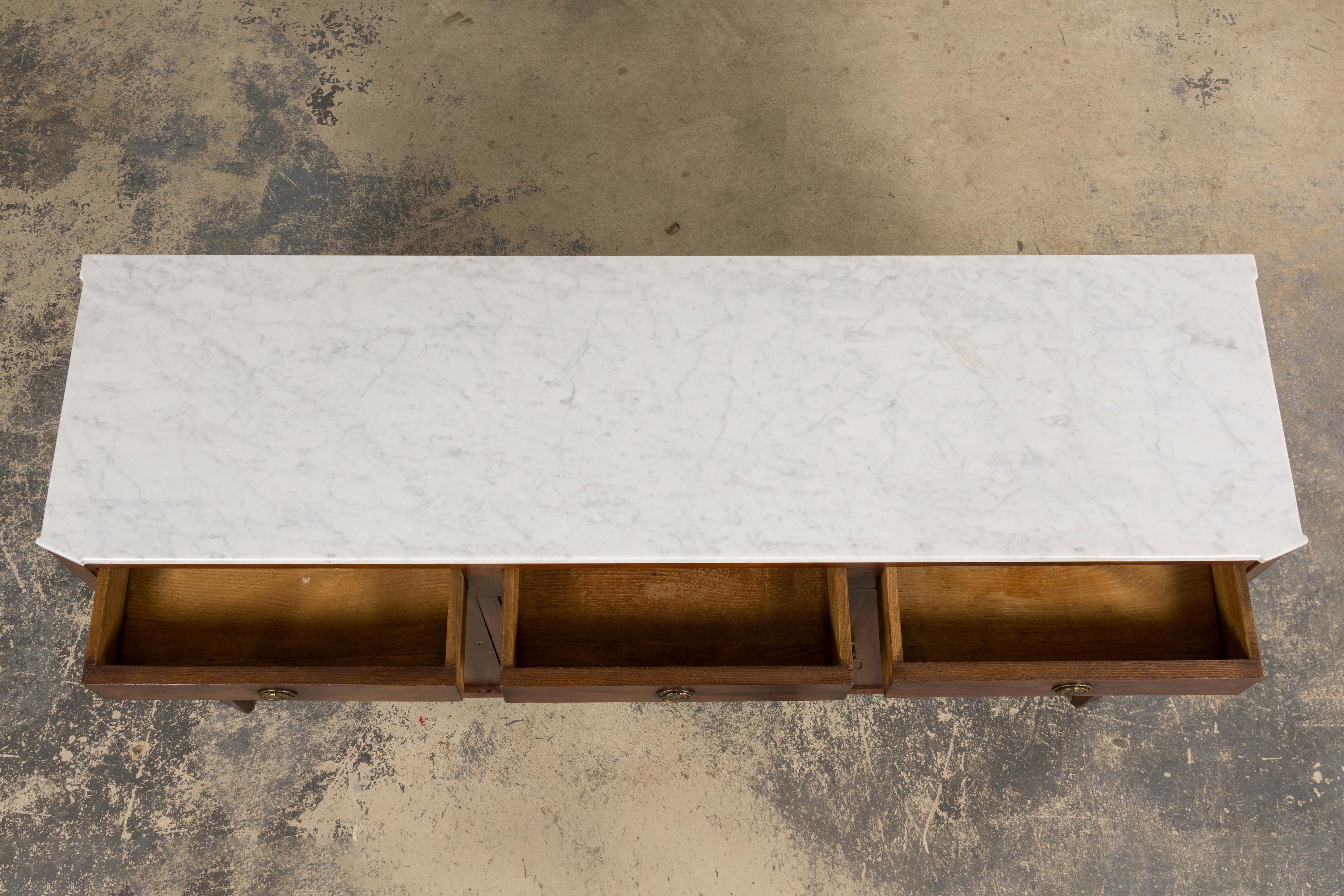 Stile impero Credenza in mogano Impero francese dei primi del XIX secolo con marmo di Carrara in vendita