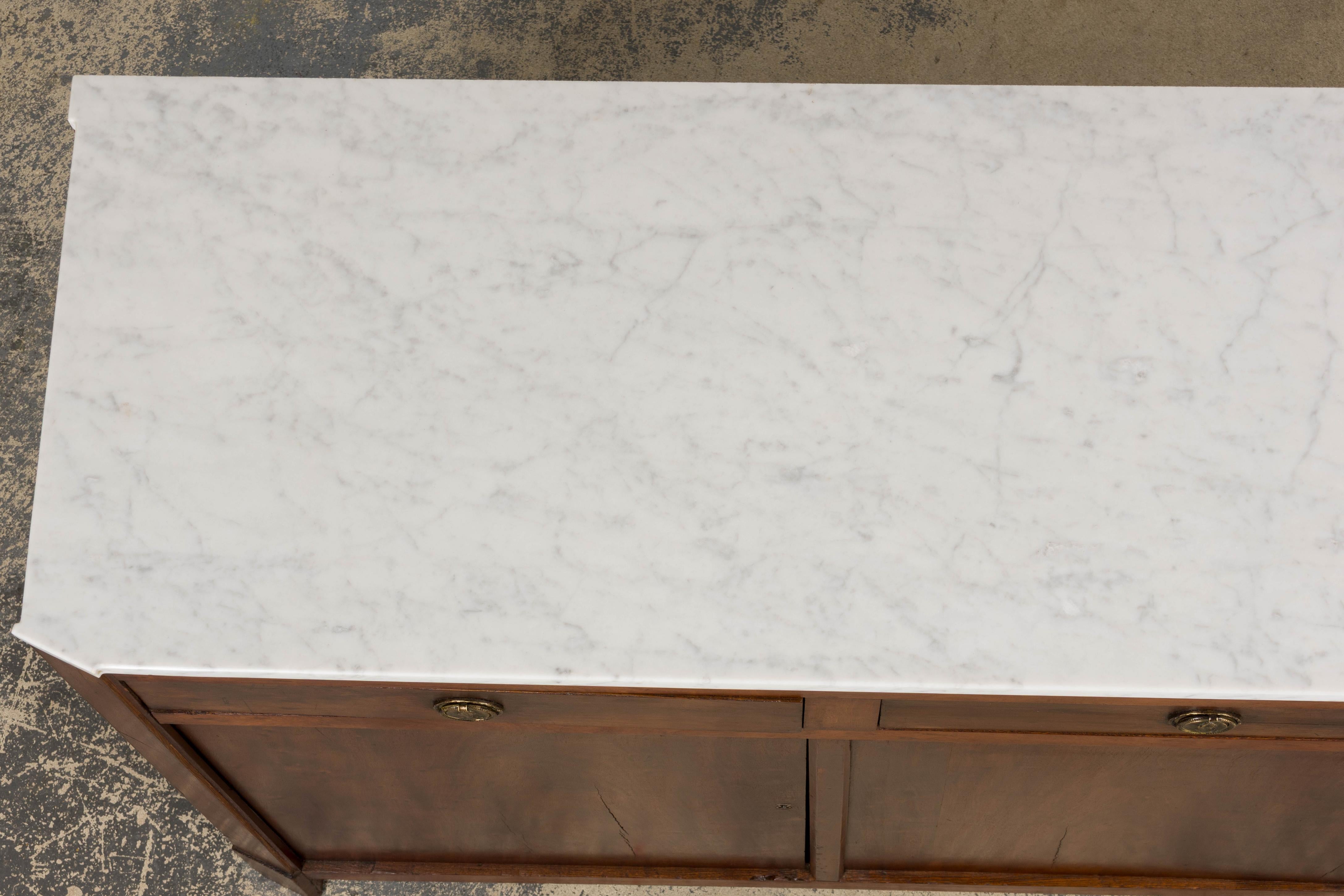 Francese Credenza in mogano Impero francese dei primi del XIX secolo con marmo di Carrara in vendita