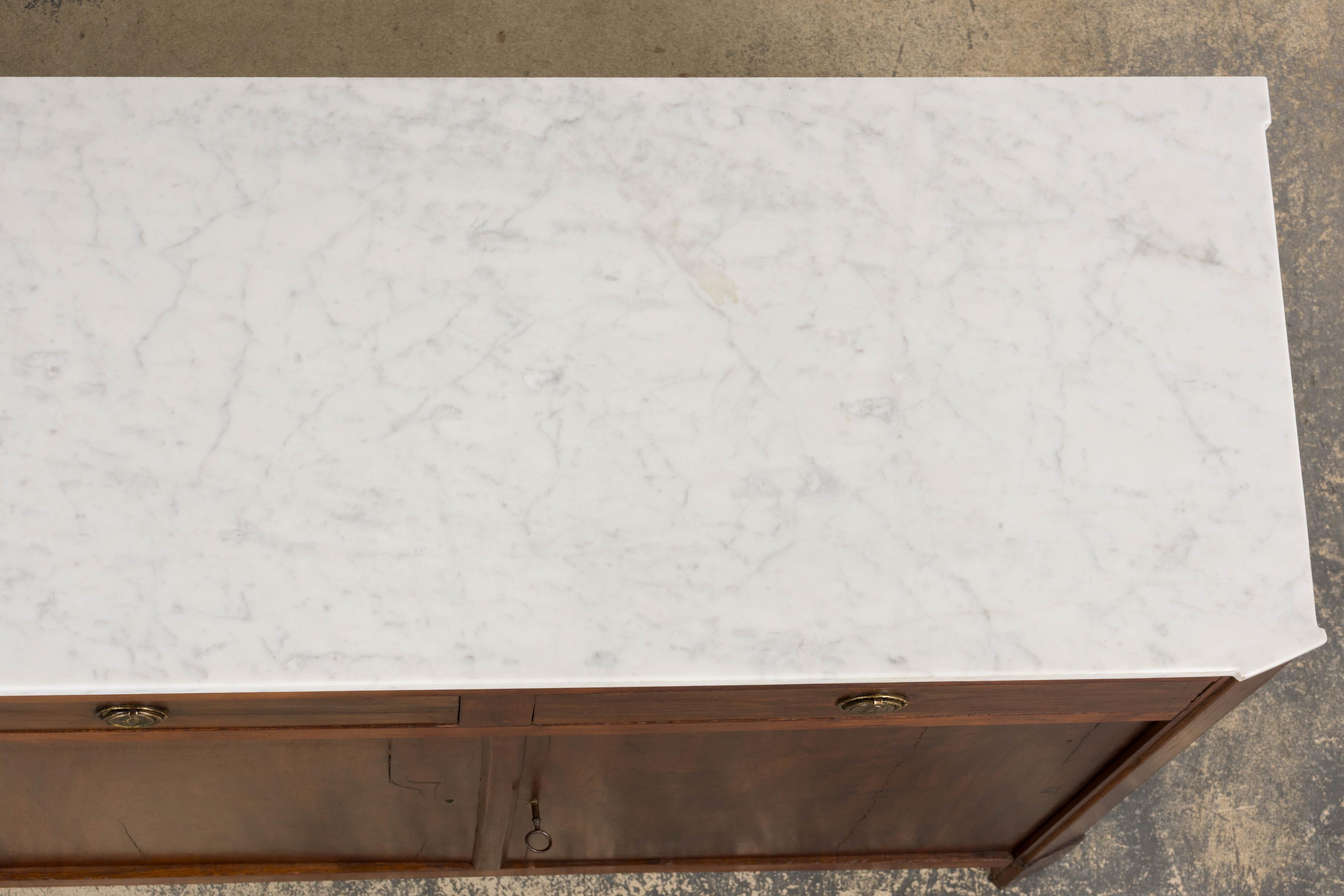 Credenza in mogano Impero francese dei primi del XIX secolo con marmo di Carrara In condizioni buone in vendita a Astoria, NY