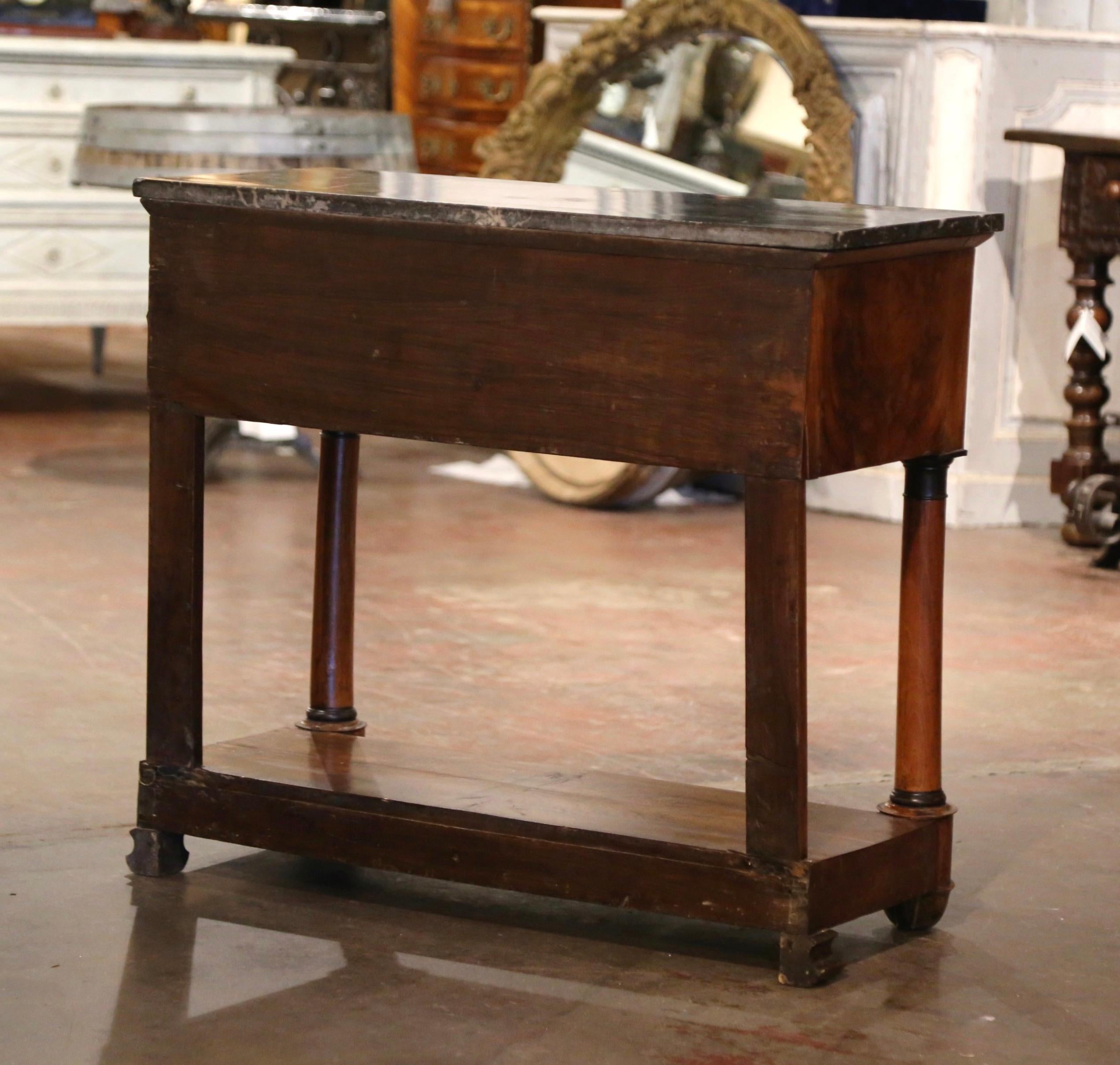 Table console en acajou sculpté à plateau de marbre Empire français du début du 19e siècle en vente 9