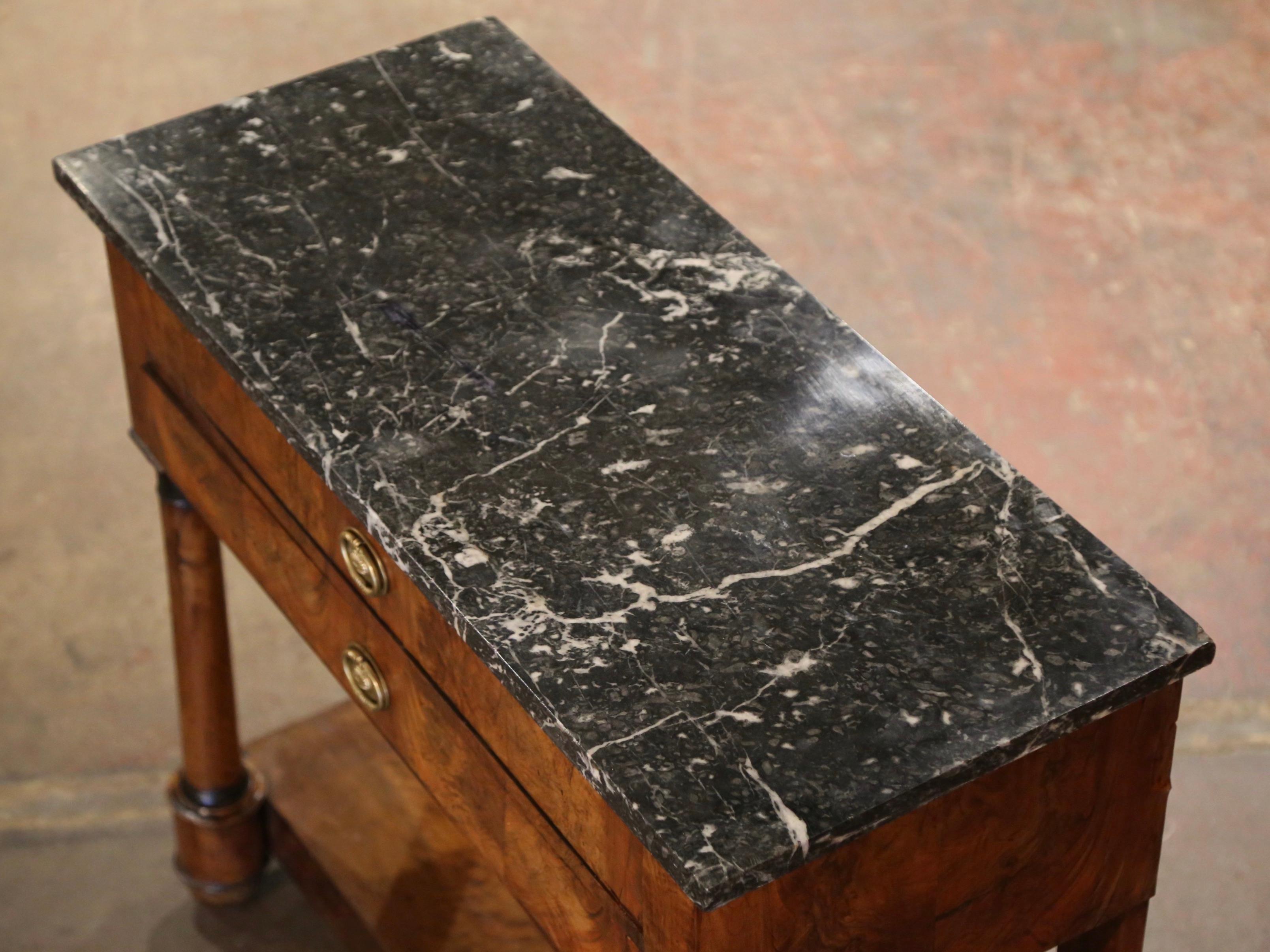 Sculpté à la main Table console en acajou sculpté à plateau de marbre Empire français du début du 19e siècle en vente