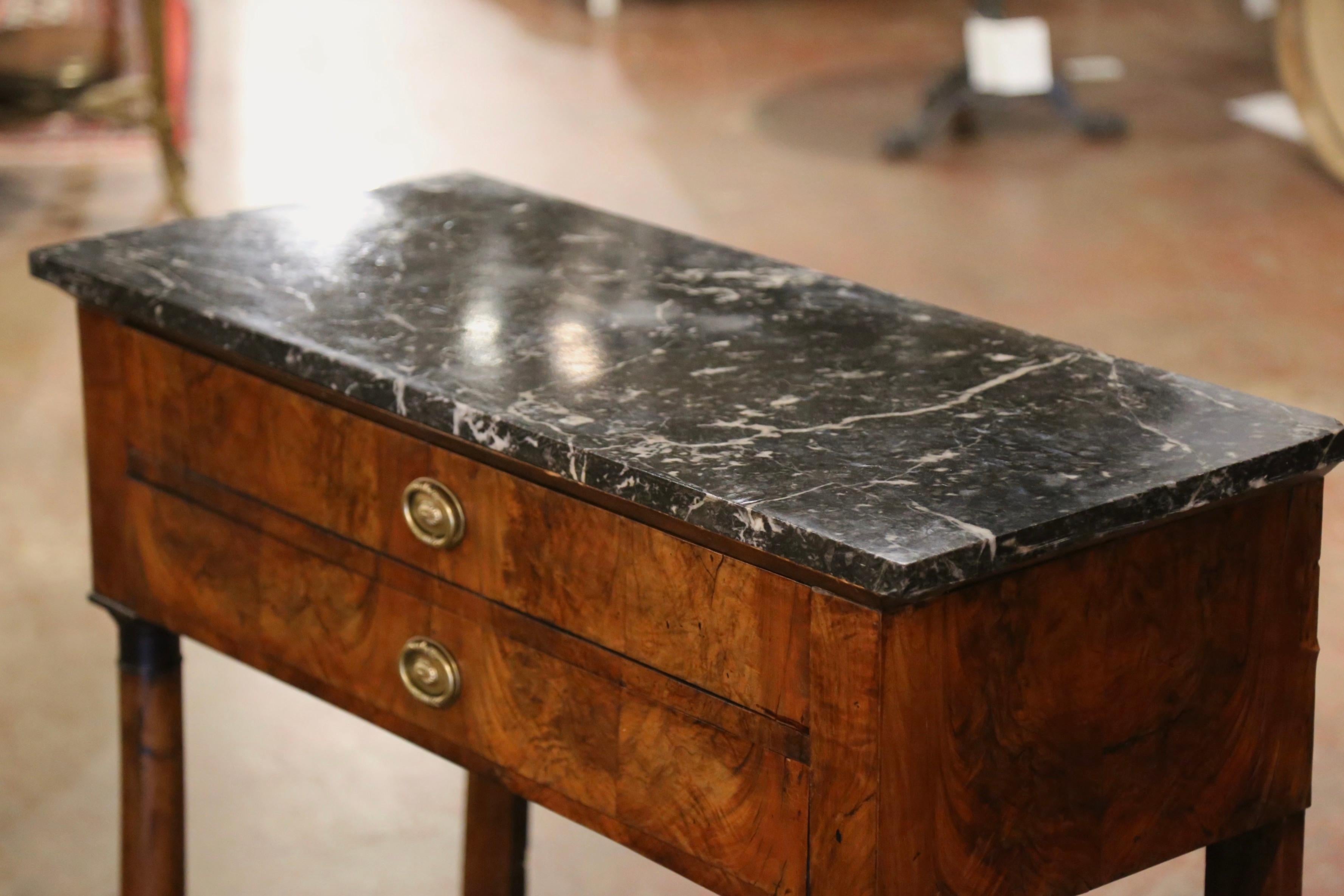 XIXe siècle Table console en acajou sculpté à plateau de marbre Empire français du début du 19e siècle en vente