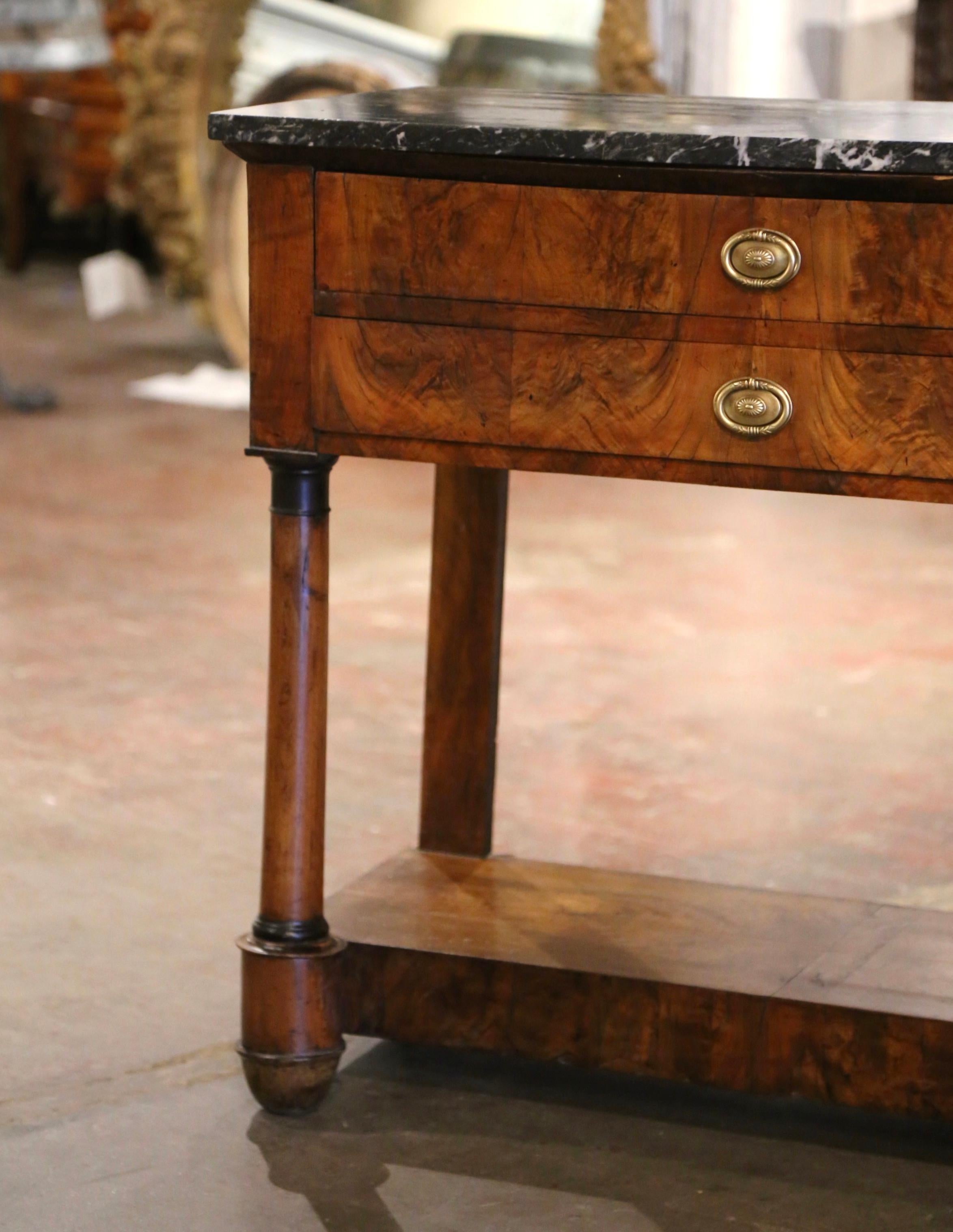 Table console en acajou sculpté à plateau de marbre Empire français du début du 19e siècle en vente 1