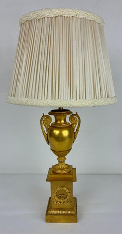 Lampada a forma di urna in bronzo dorato in stile Impero francese, primi anni del XIX secolo