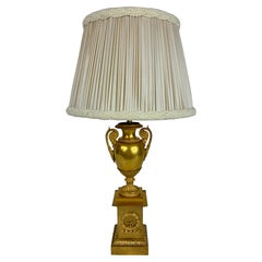 Lampada a forma di urna in bronzo dorato in stile Impero francese, primi anni del XIX secolo