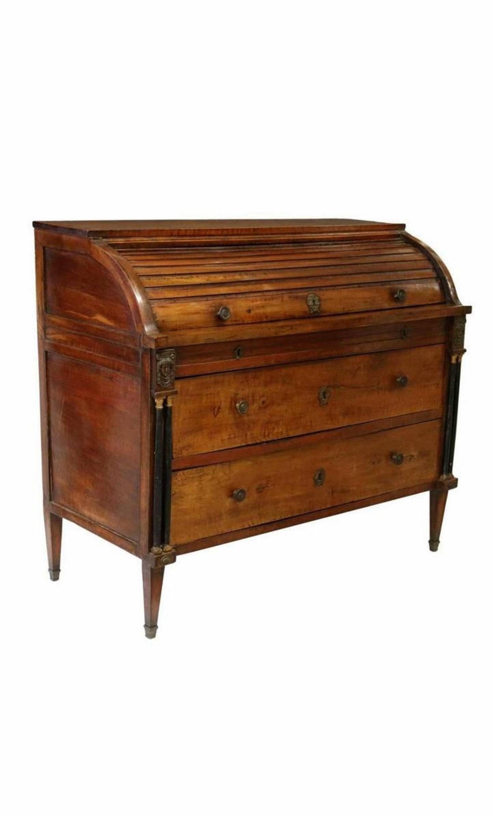 A exceptionally rare Period French Empire (1804-1814) walnut bureau a cylindre. 

Exquisitely hand-crafted in France, most likely Parisian work, dating to the early 19th century, the large antique cylinder desk features a tambour roll top, opening