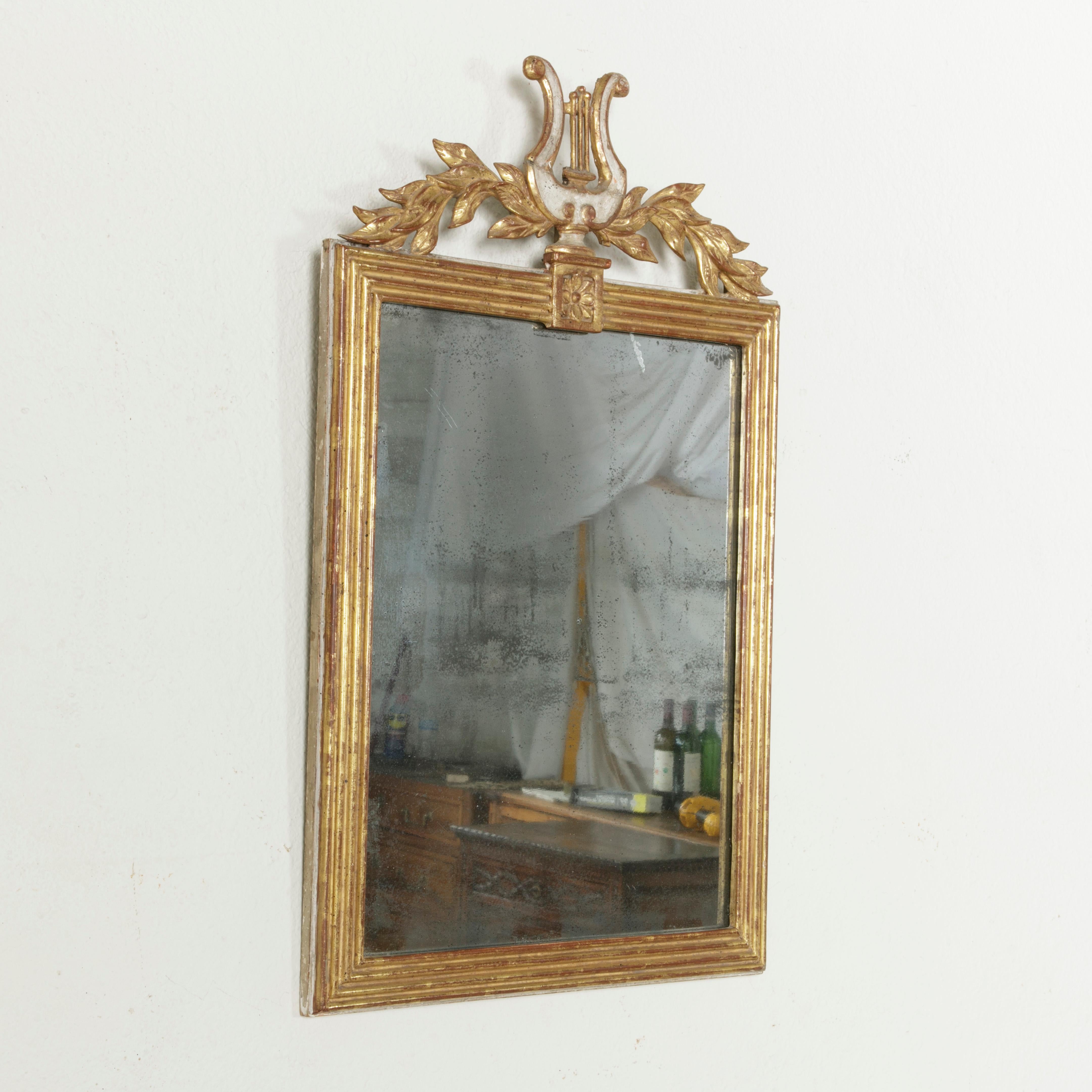 Early 19th Century French Empire Period Giltwood Mirror with Lyre and Garland In Good Condition In Fayetteville, AR