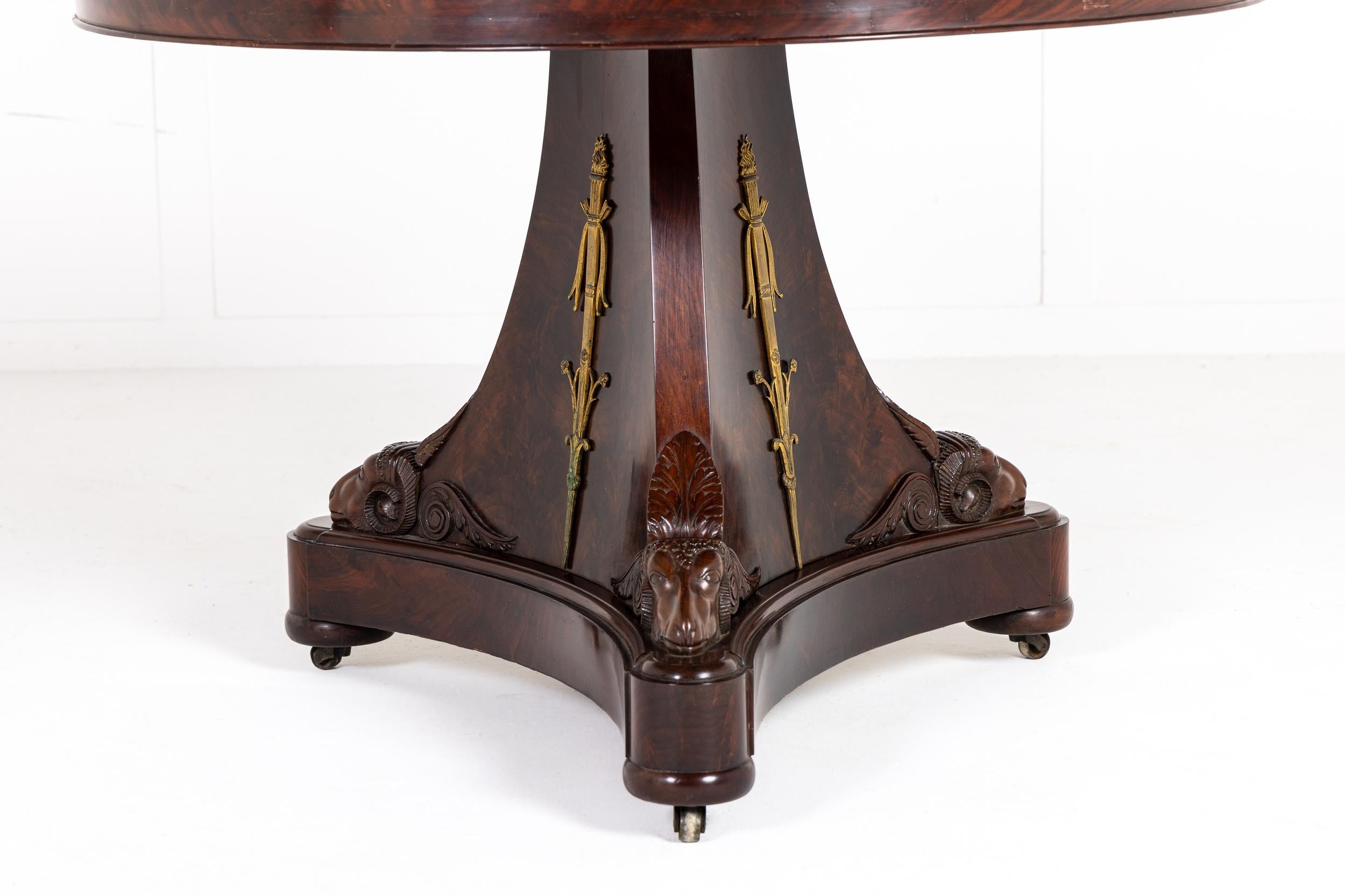 Table centrale en acajou de style Empire français du début du 19e siècle, finement sculptée et ornée de montures en bronze doré.

Cette belle table centrale est construite en acajou richement coloré avec une bonne surface et une bonne patine. Le