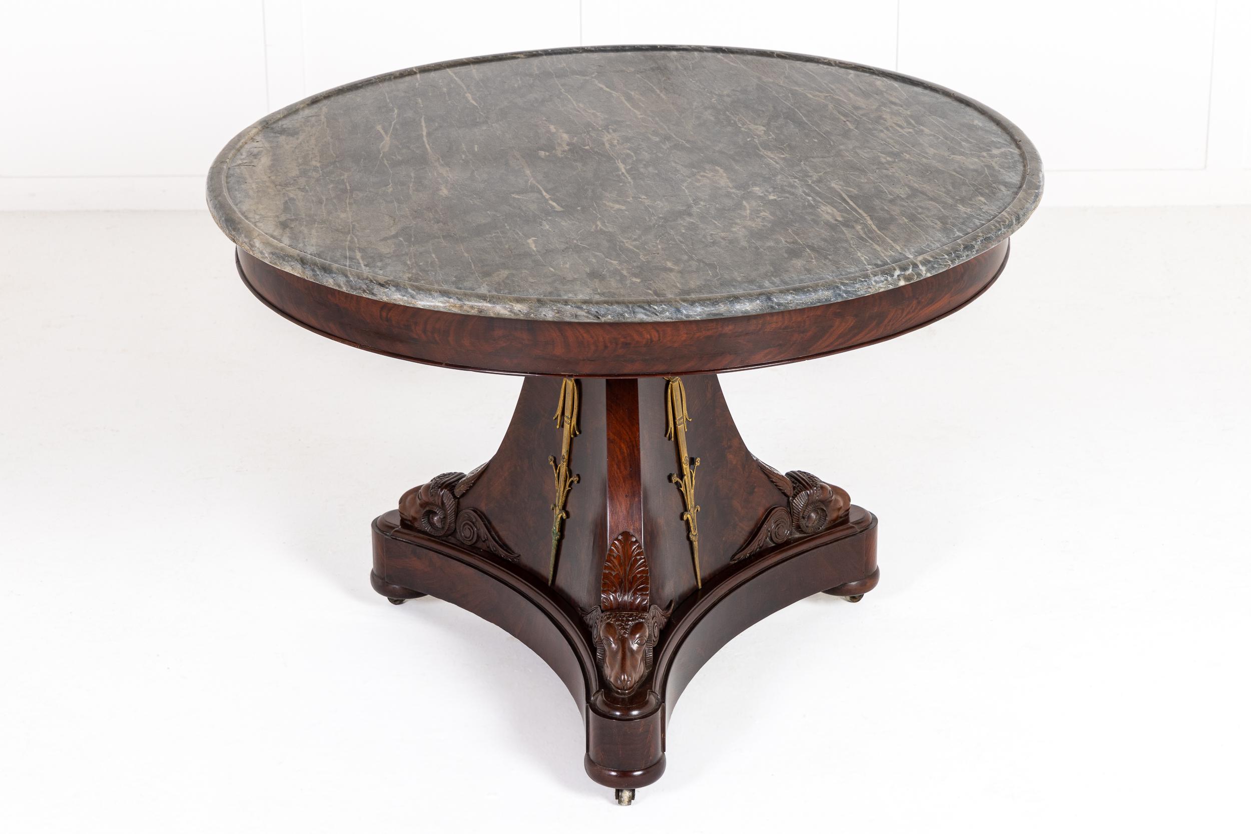 Acajou Table de centre en acajou du début du 19e siècle, époque Empire français en vente