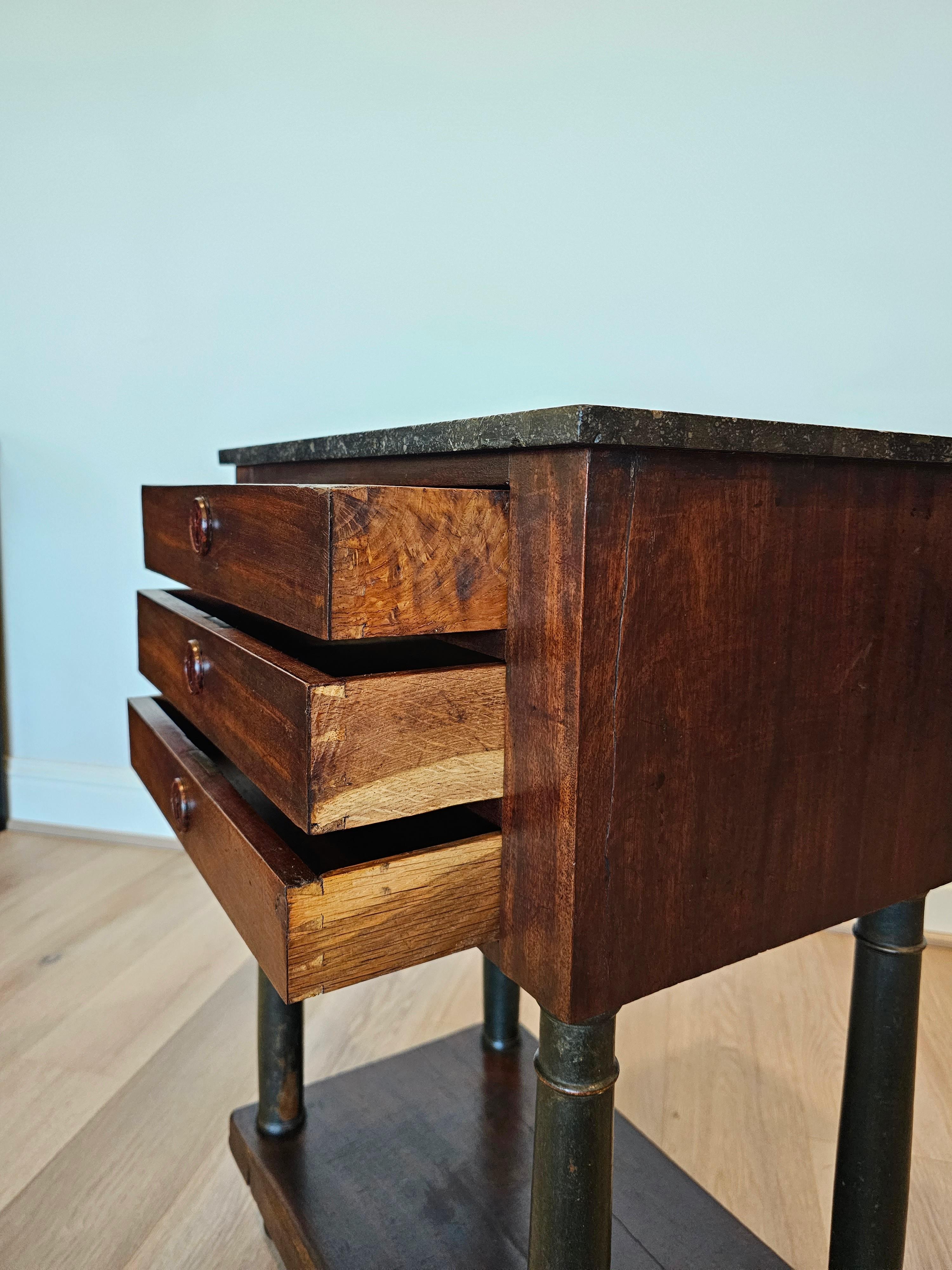 XIXe siècle Table de chevet en acajou d'époque Empire français du début du 19e siècle en vente