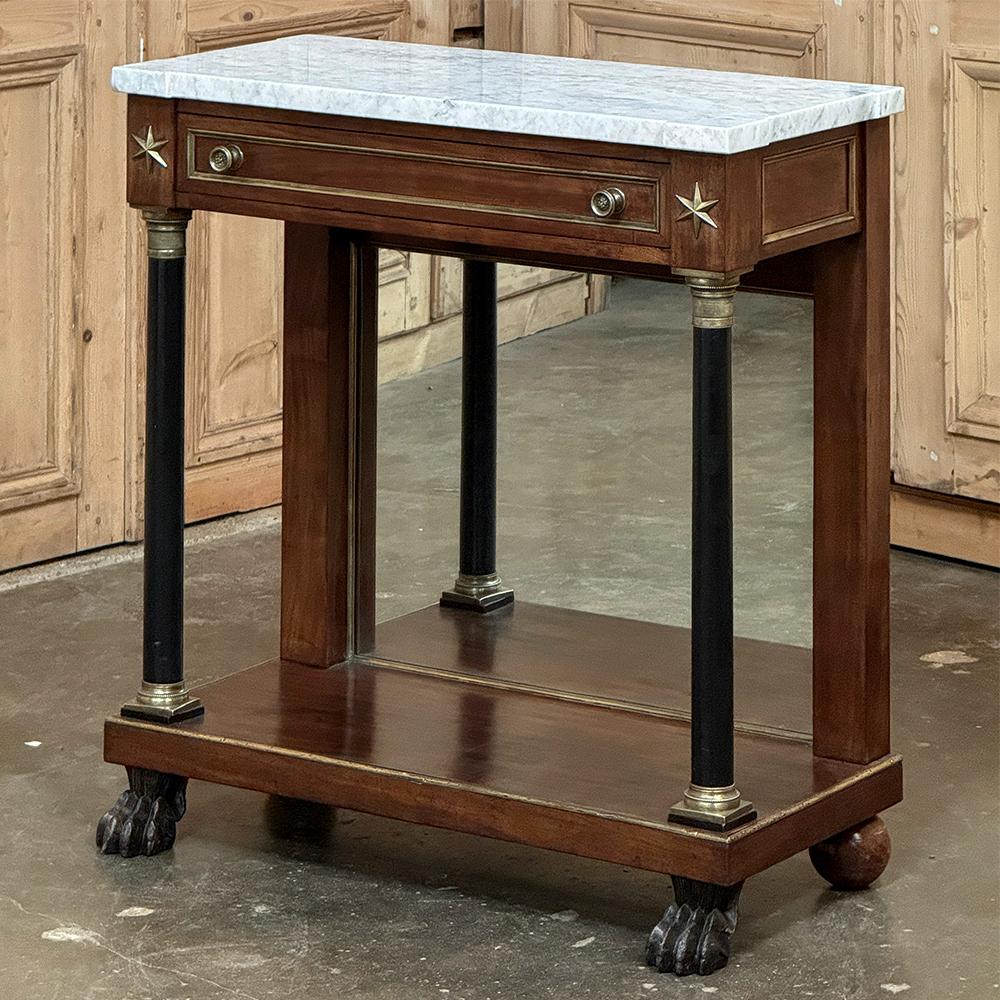 Cette console à plateau de marbre du début du 19e siècle de la période Empire français est un exemple étonnant du style qui a déclenché une révolution dans tout le monde occidental.  Des artisans de grand talent ont utilisé de l'acajou exotique