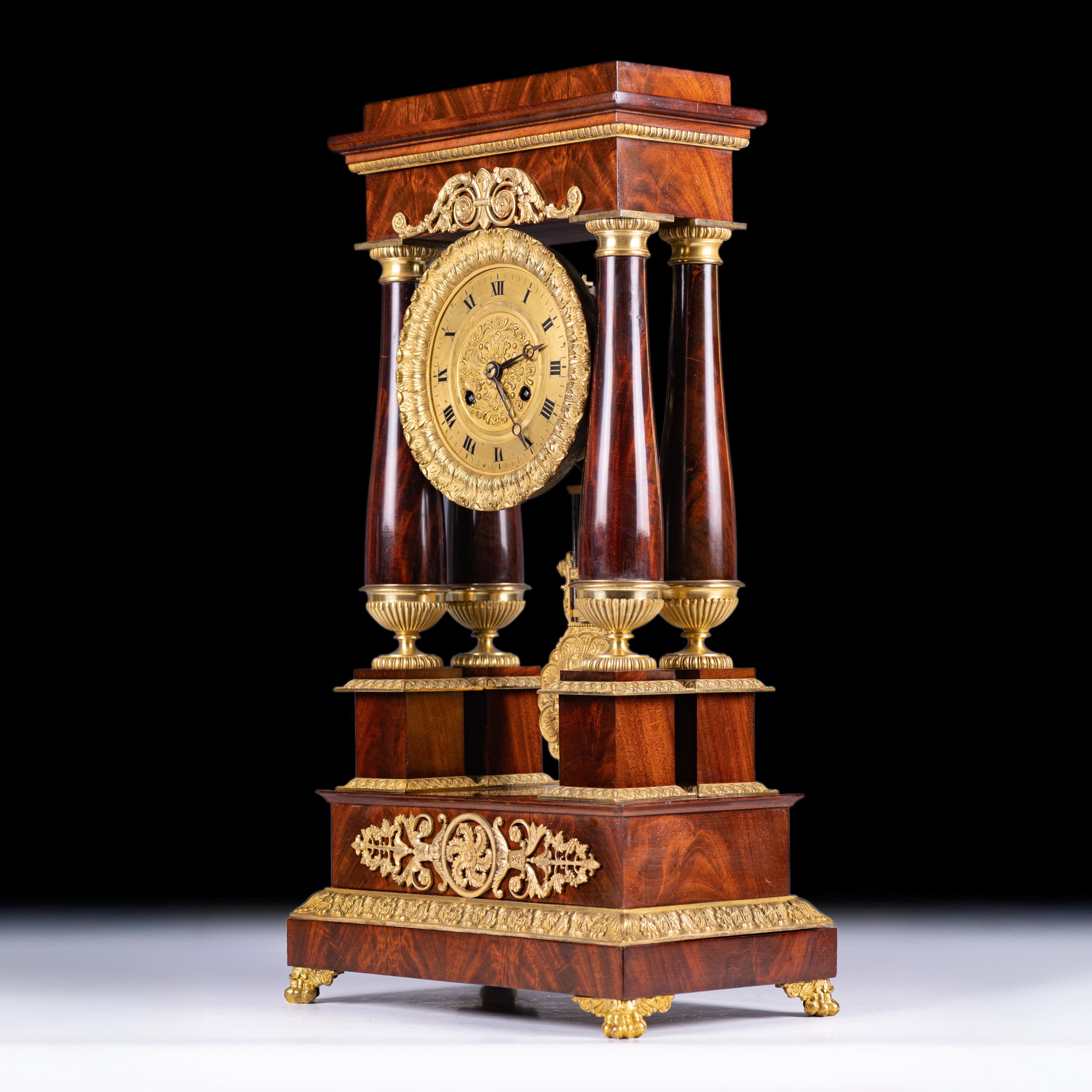 Français Horloge à portique d'époque Empire français du début du 19e siècle en vente