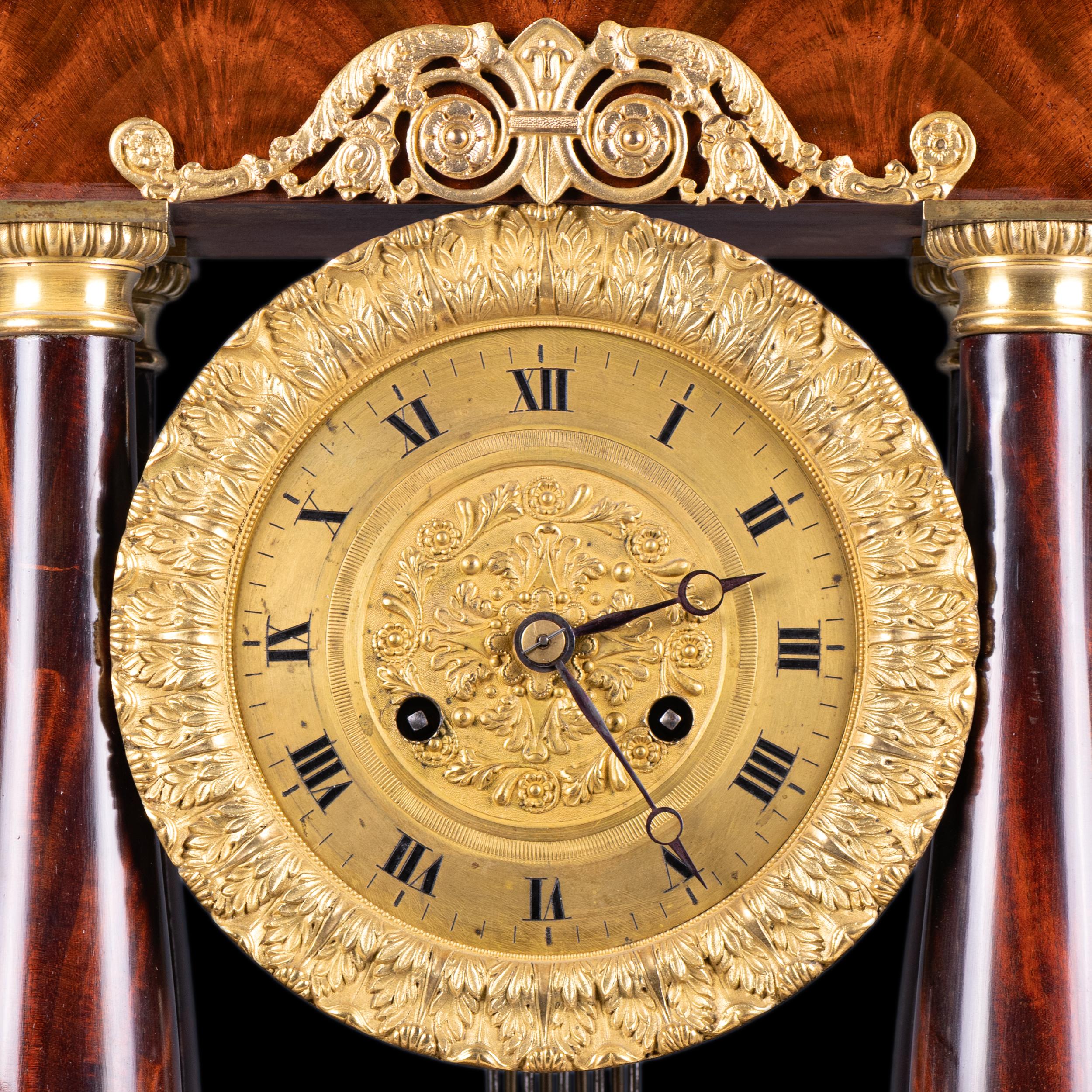 Horloge à portique d'époque Empire français du début du 19e siècle Excellent état - En vente à Dublin, IE