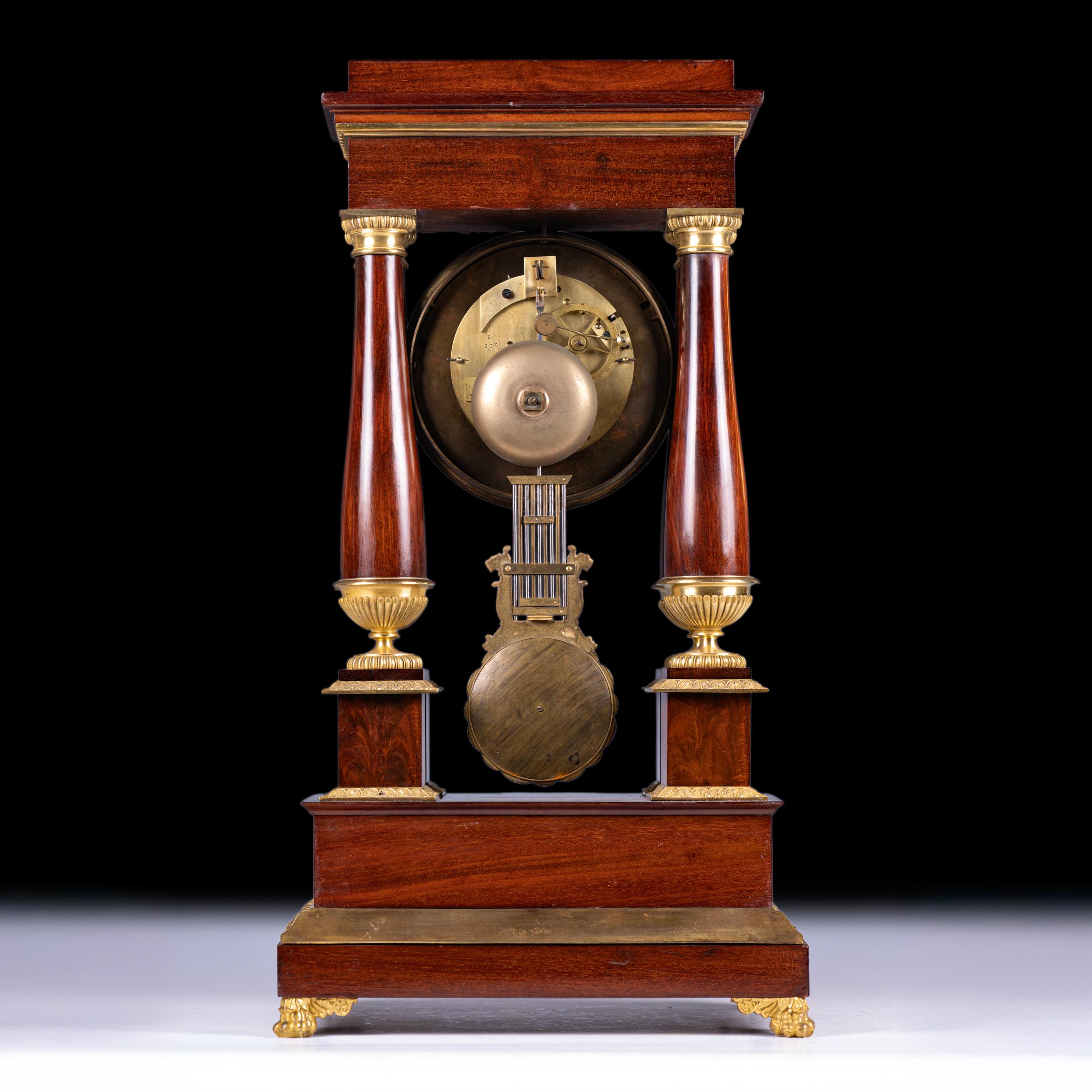 Bronze doré Horloge à portique d'époque Empire français du début du 19e siècle en vente