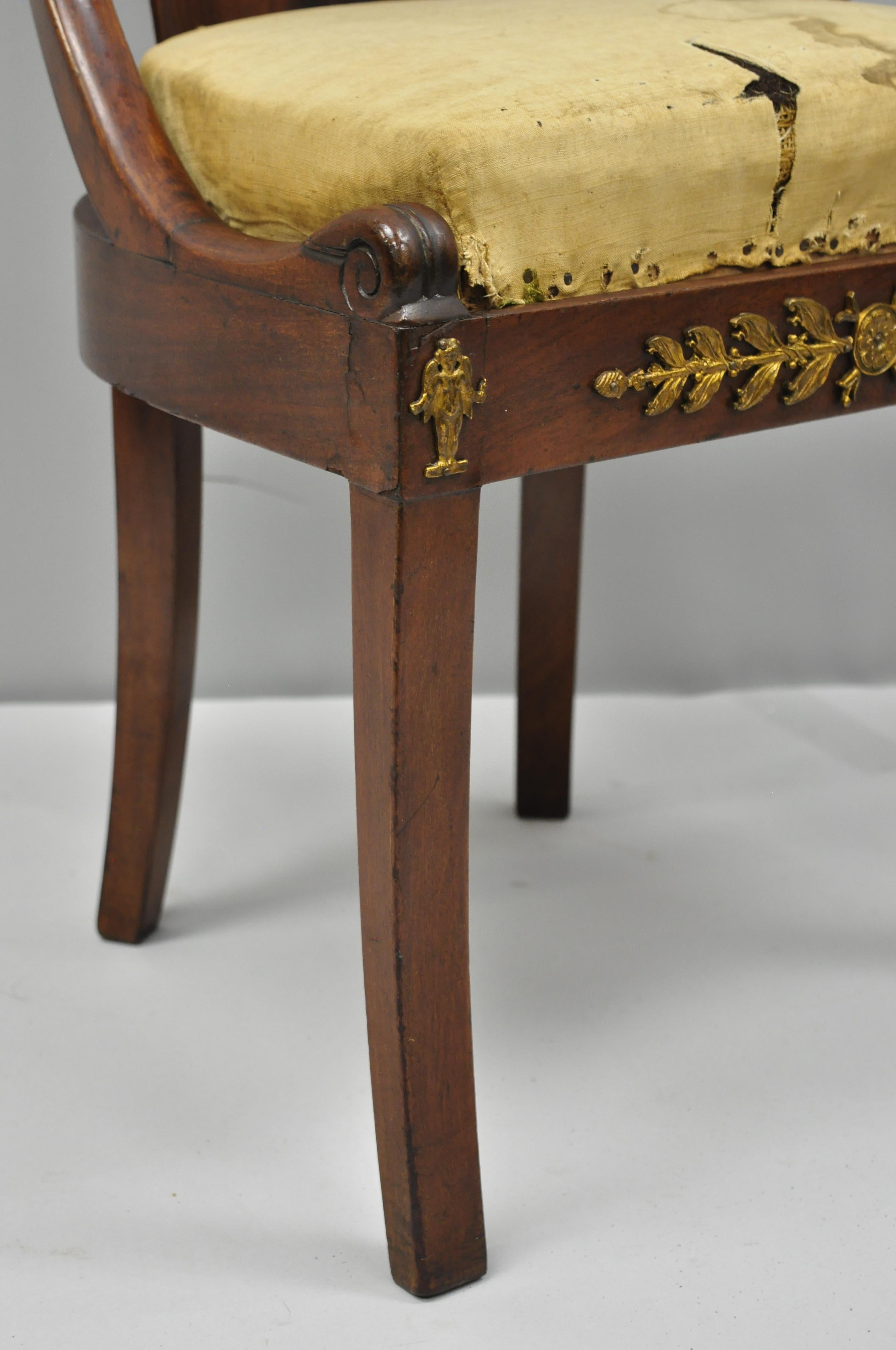 Französischer Empire-Regency-Beistellstuhl aus Mahagoni mit Bronze-Goldbronze aus dem frühen 19. Jahrhundert im Angebot 6